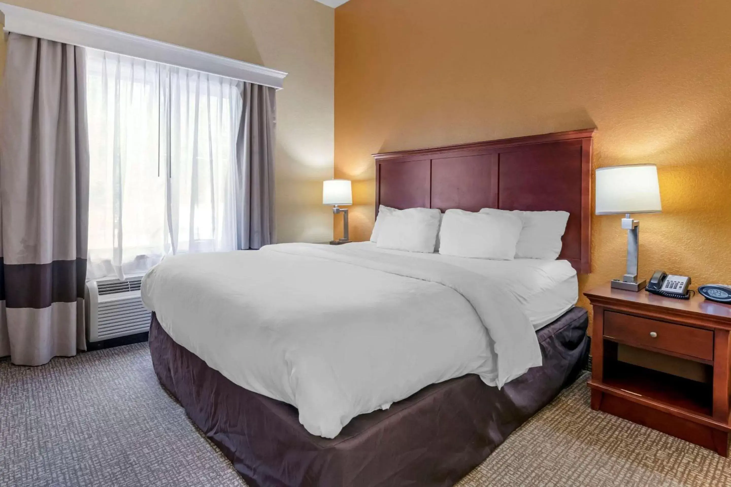 Photo of the whole room, Bed in Comfort Suites Ocala North