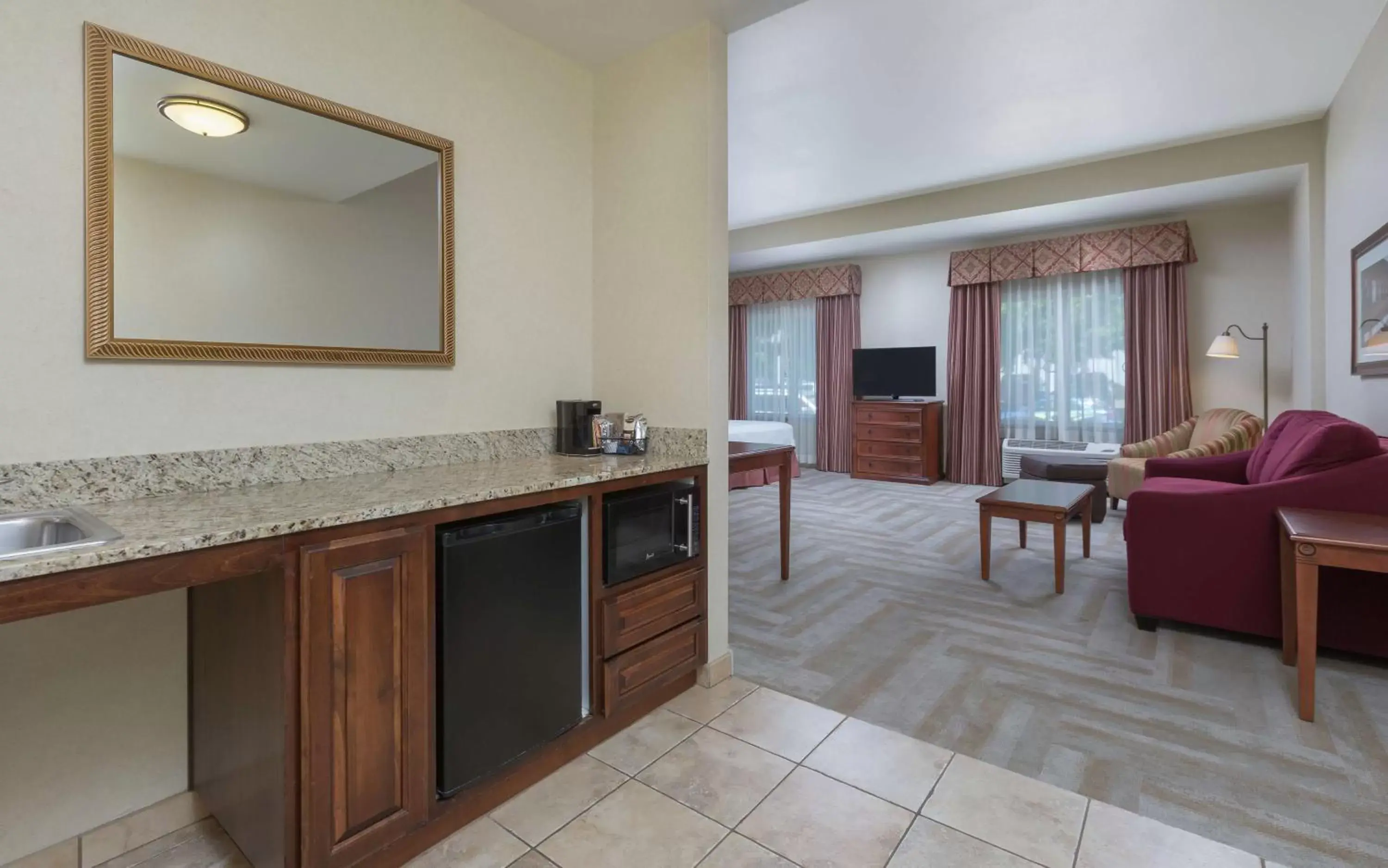 Bedroom, Kitchen/Kitchenette in Hampton Inn & Suites Lodi