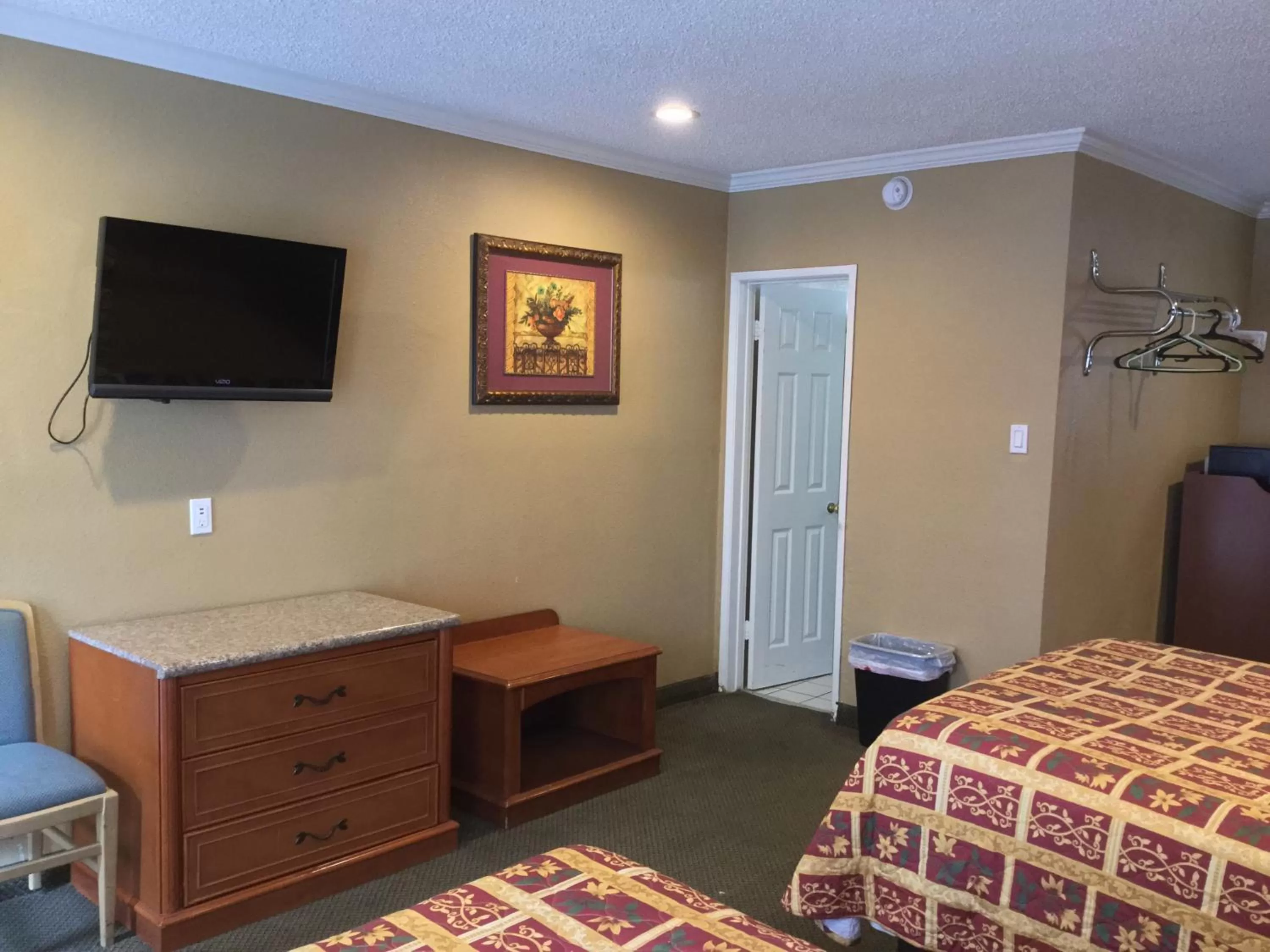 TV and multimedia, TV/Entertainment Center in Bevonshire Lodge Motel