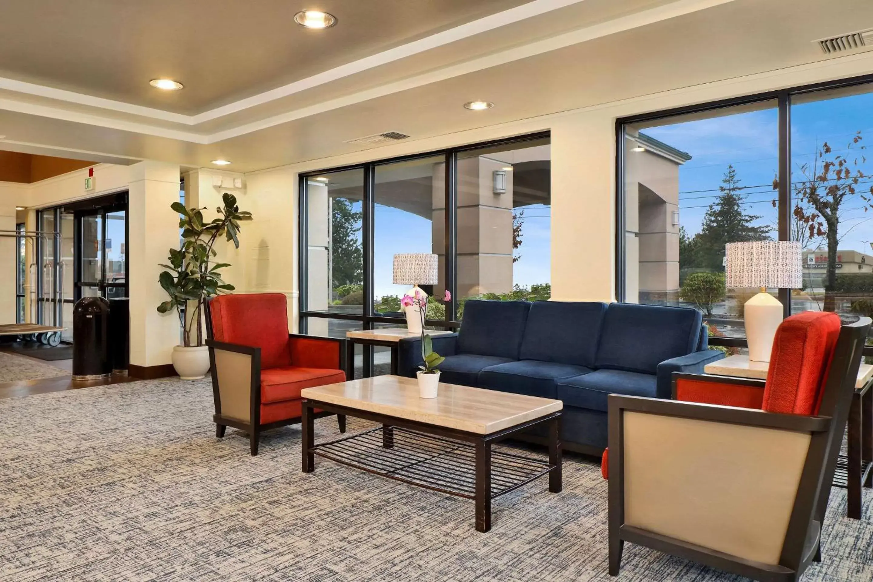 Lobby or reception, Seating Area in Comfort Inn Bellingham