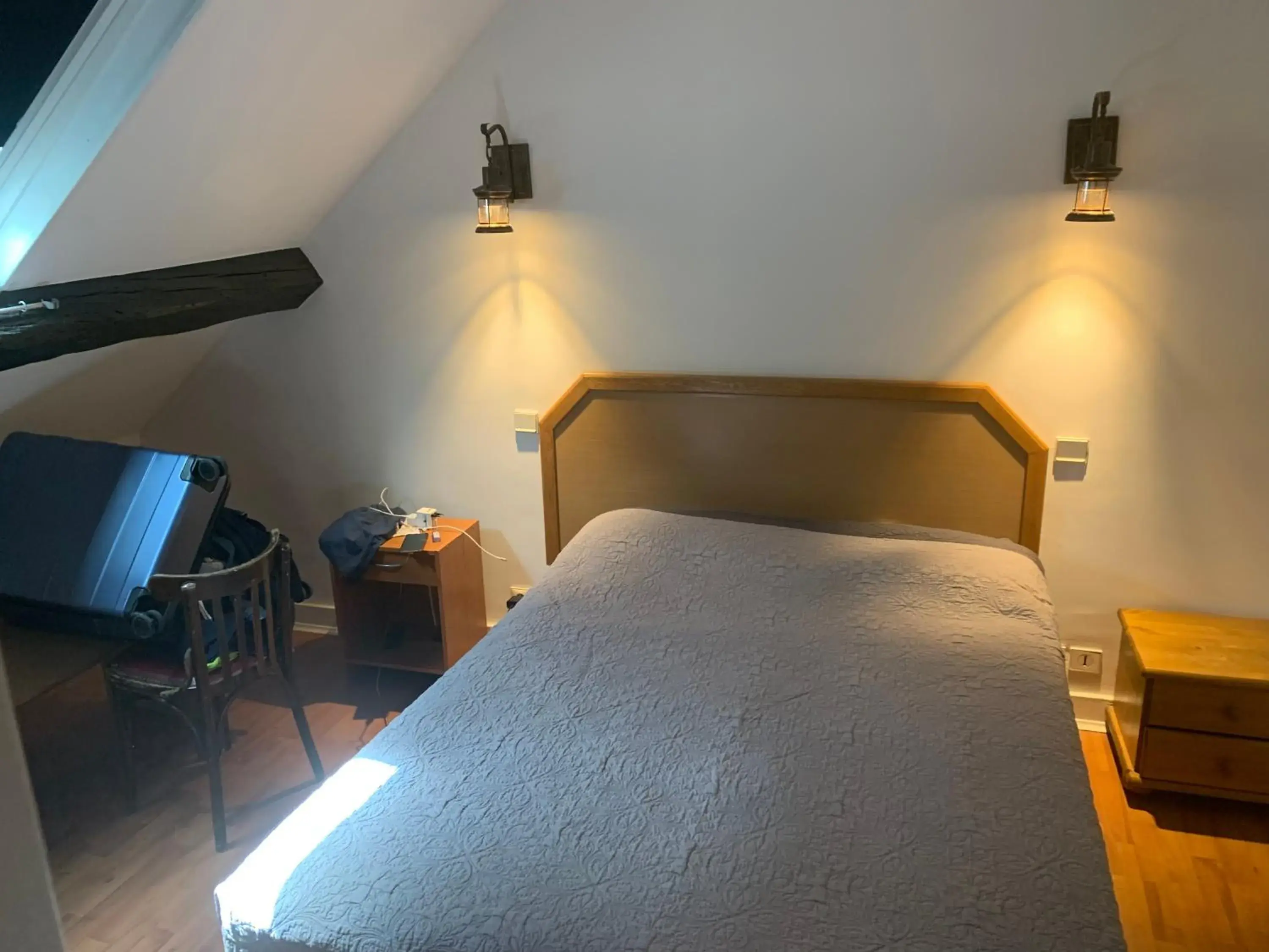 Photo of the whole room, Bed in Hôtel Léonard de Vinci II