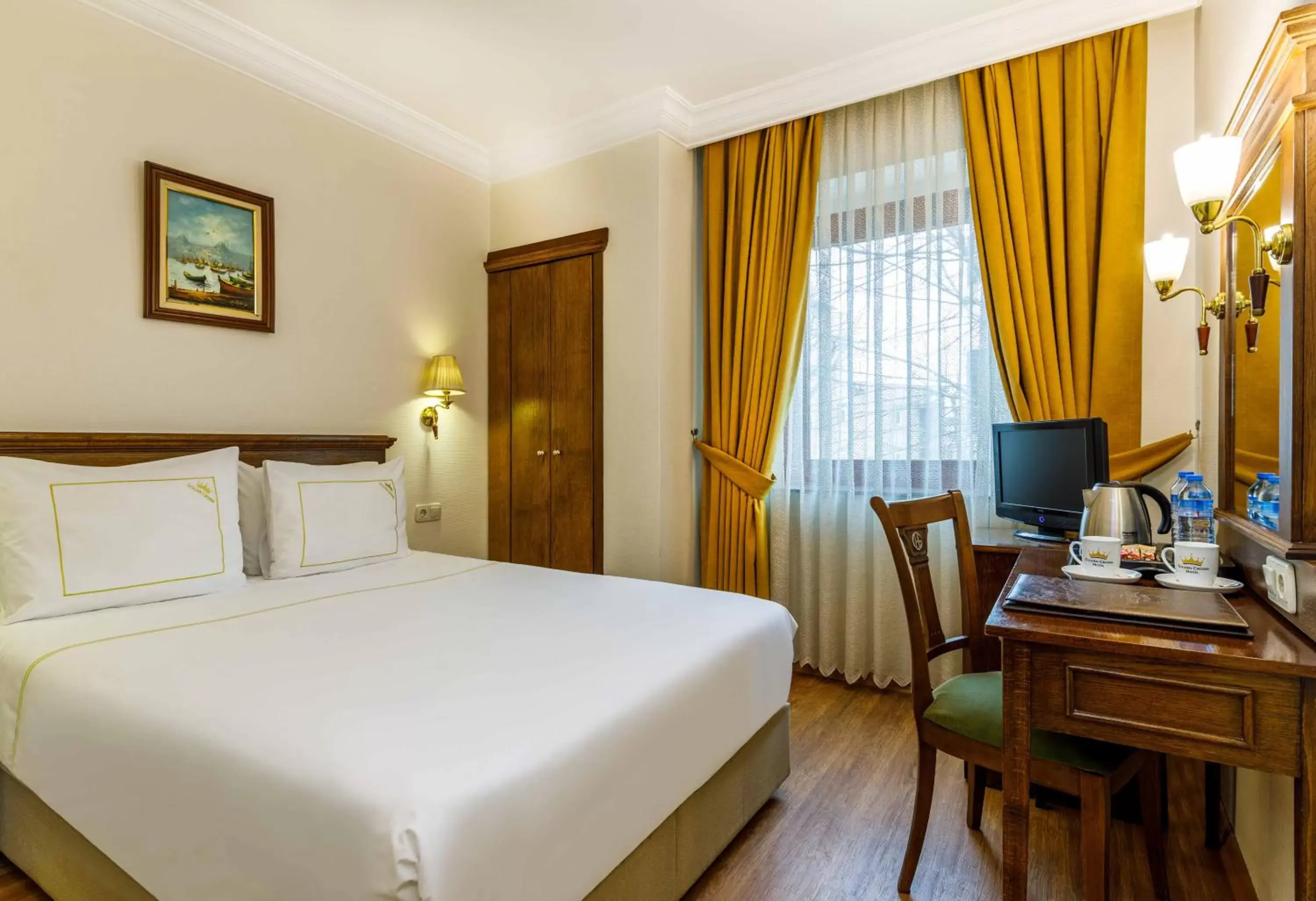 Bedroom, Bed in Golden Crown Hotel