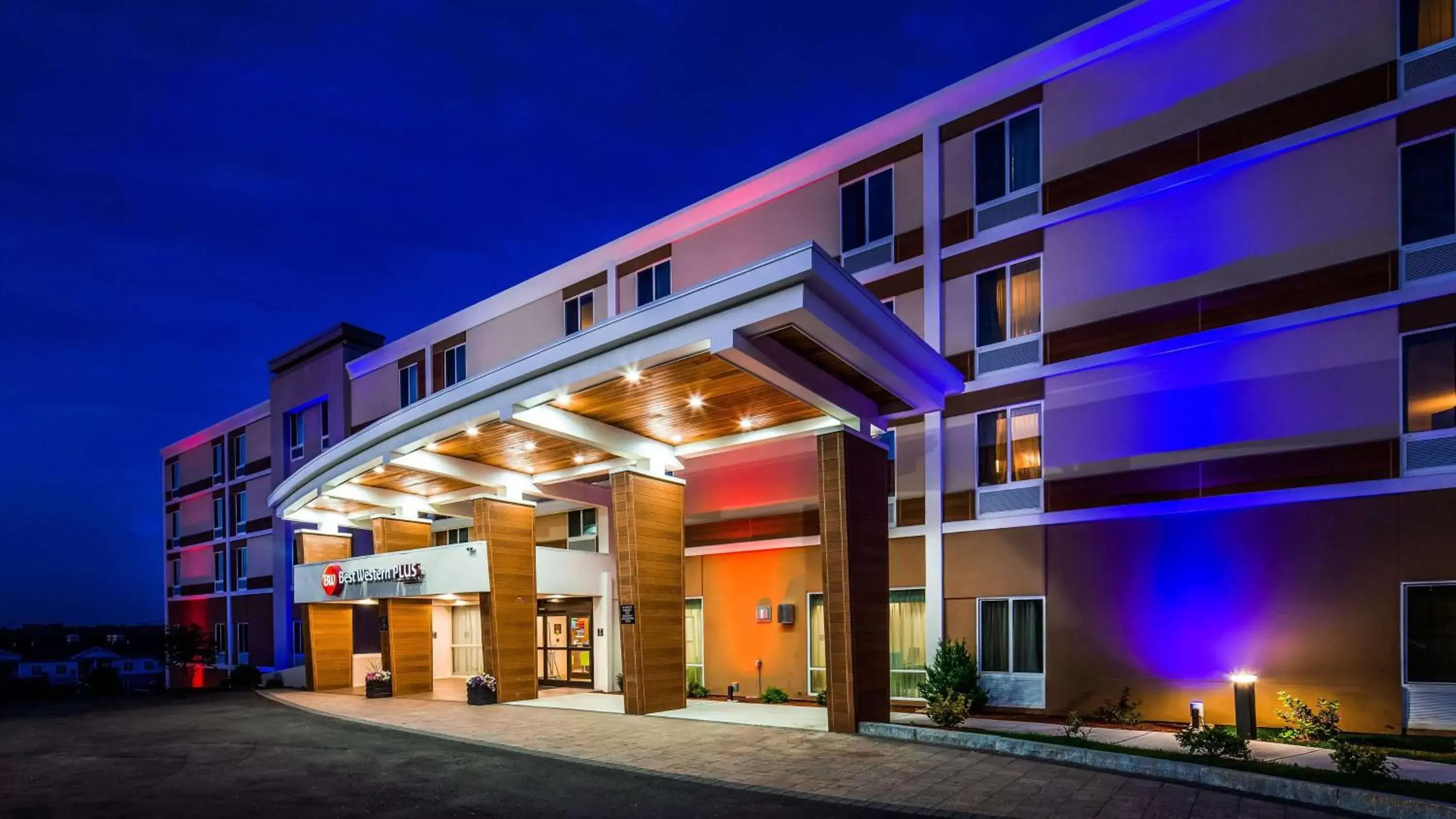 Property Building in Best Western Plus North Shore Hotel