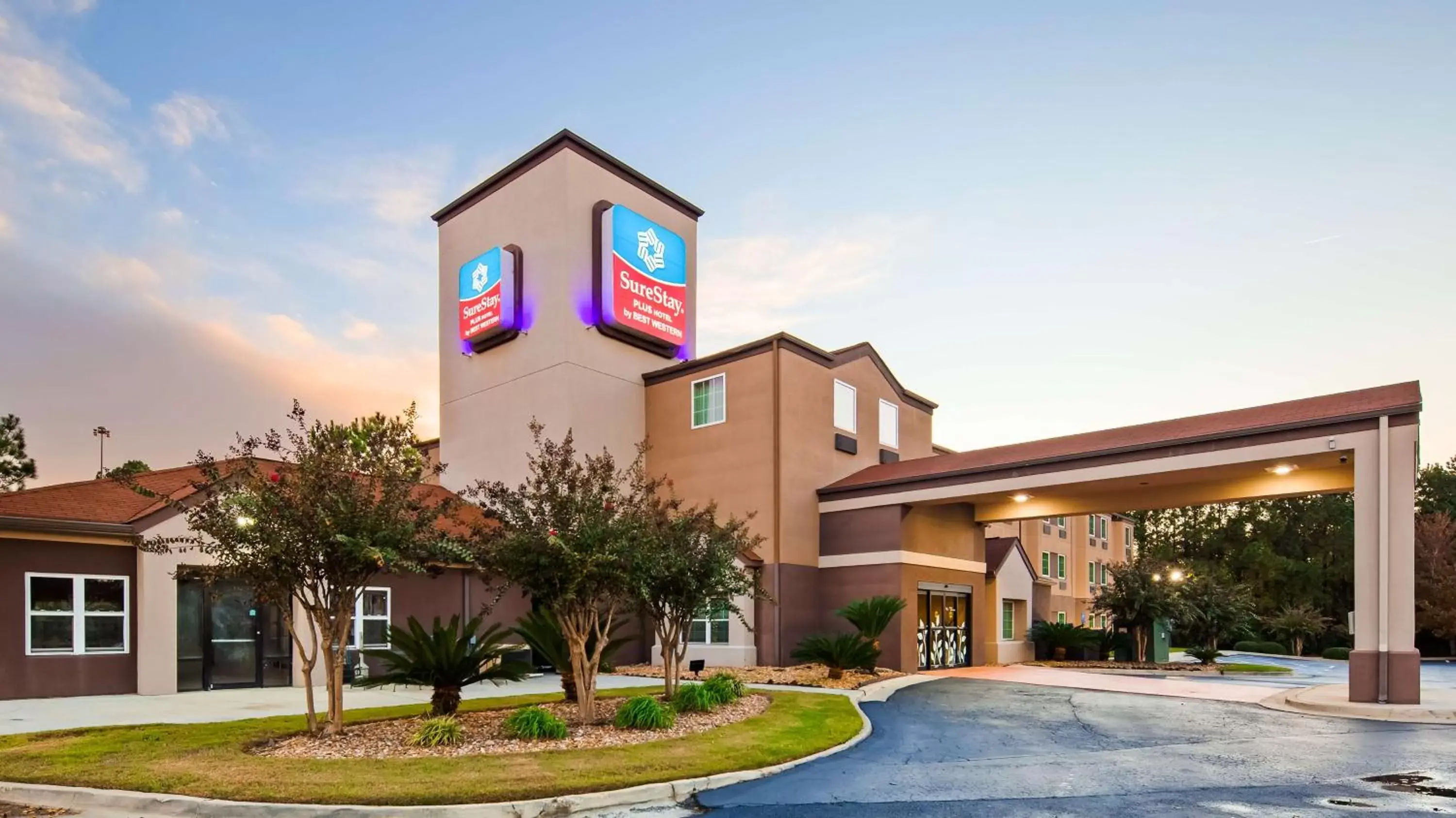 Property Building in SureStay Plus Hotel by Best Western Macon West