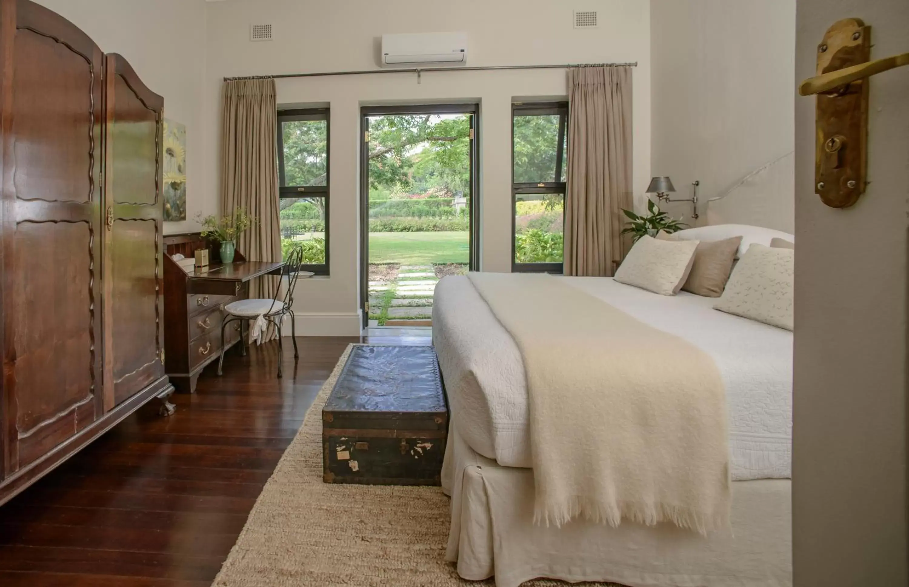 Bed in Torburnlea Homestead Luxury Accommodation Bed in Torburnlea Homestead Luxury Accommodation