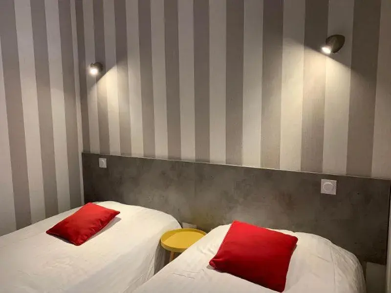 Bedroom, Bed in Hotel du Centre - Restaurant le P'tit Gourmet