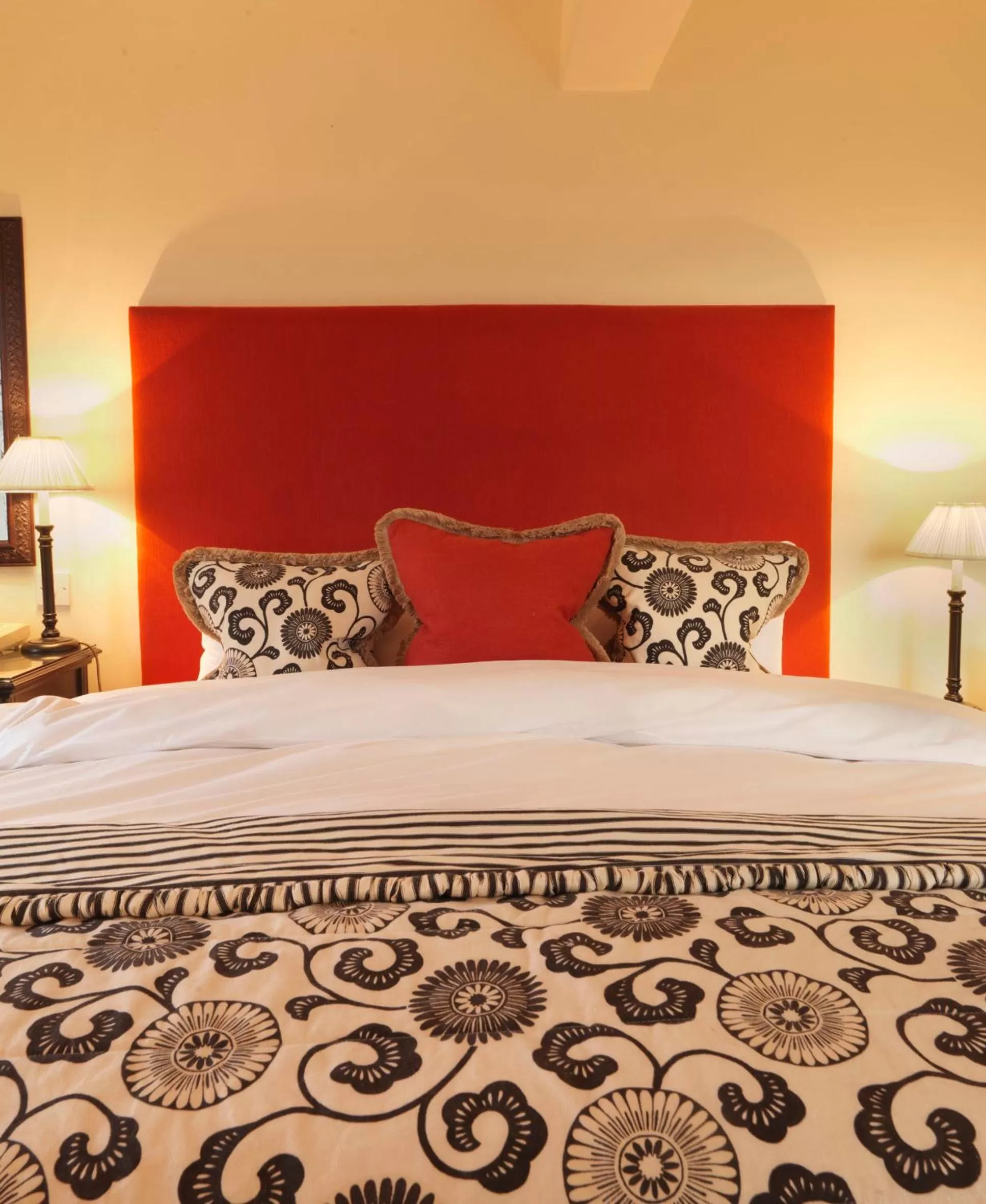 Bed in The Bear Of Rodborough Hotel