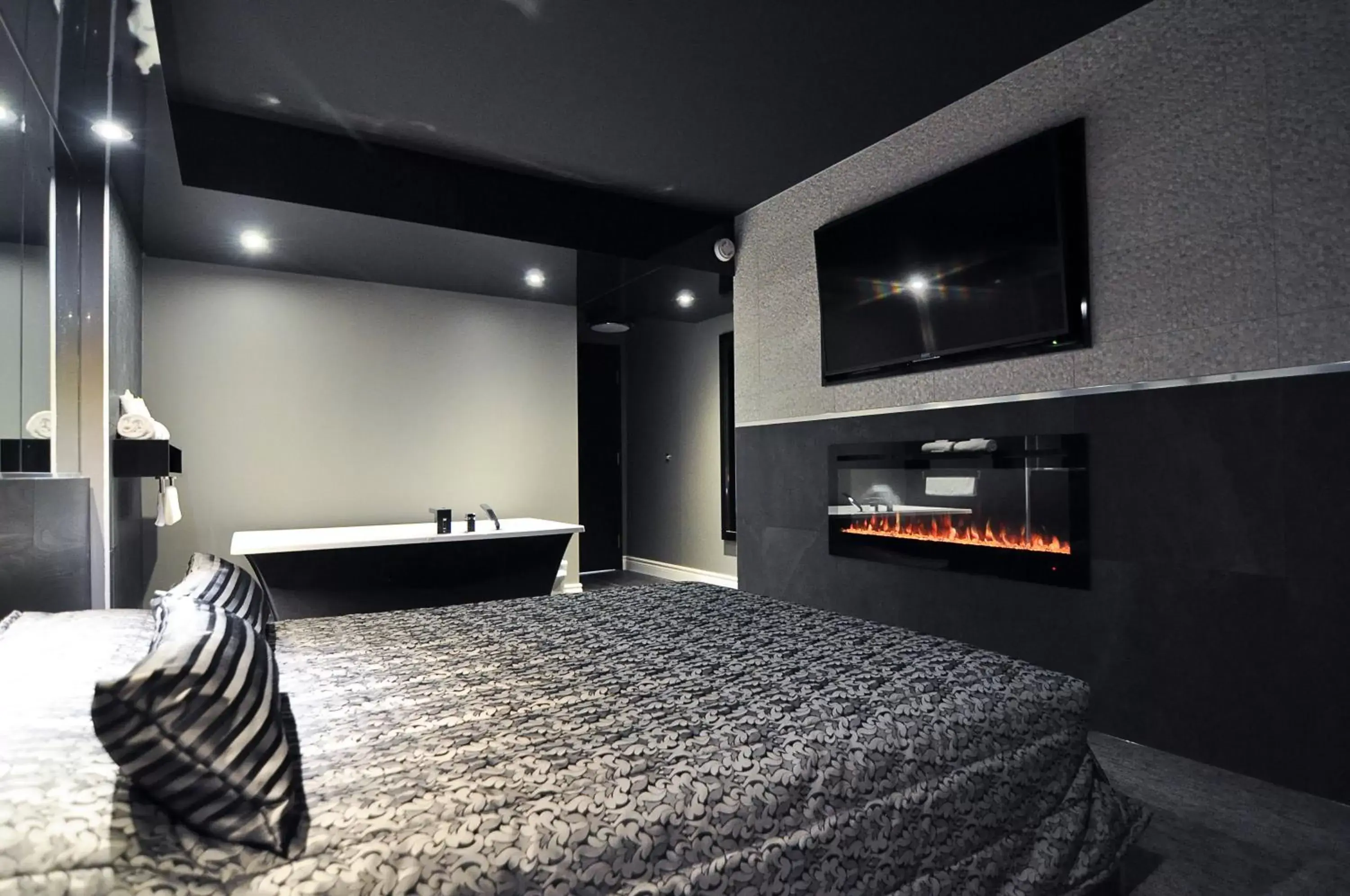 Bedroom, Bed in Complexe Hotelier Le 55