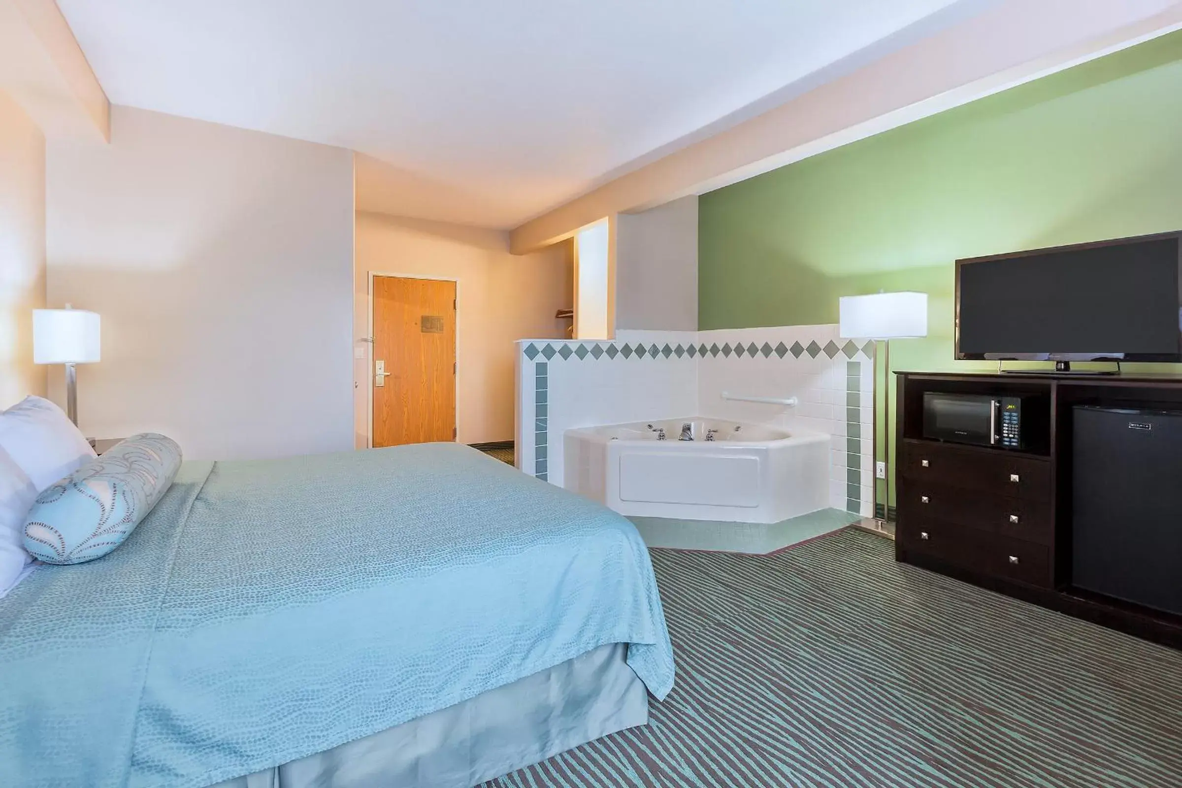 Bedroom, Bed in AmericInn by Wyndham Des Moines Airport