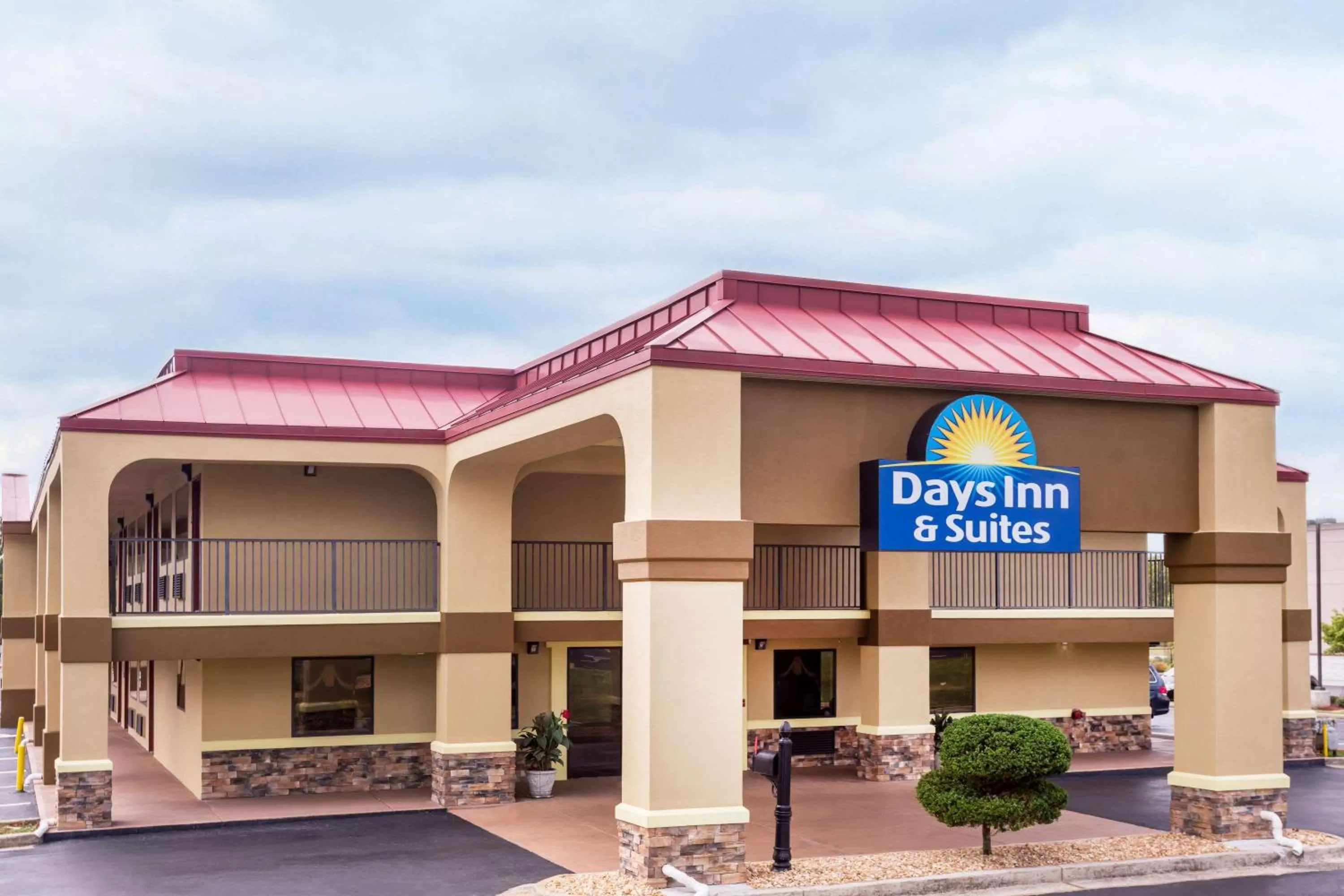 Property building in Days Inn & Suites by Wyndham Warner Robins Near Robins AFB