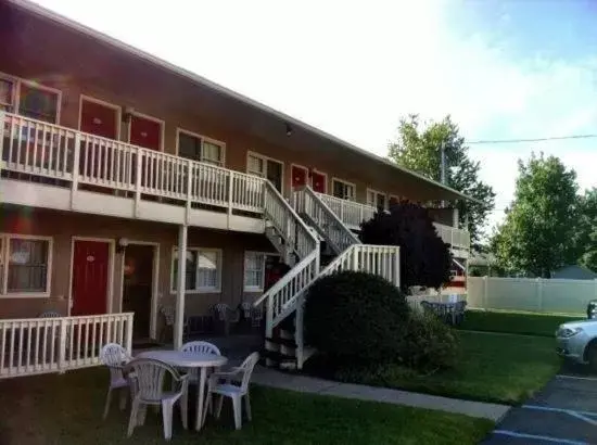 Facade/entrance, Property Building in Ludington Pier House