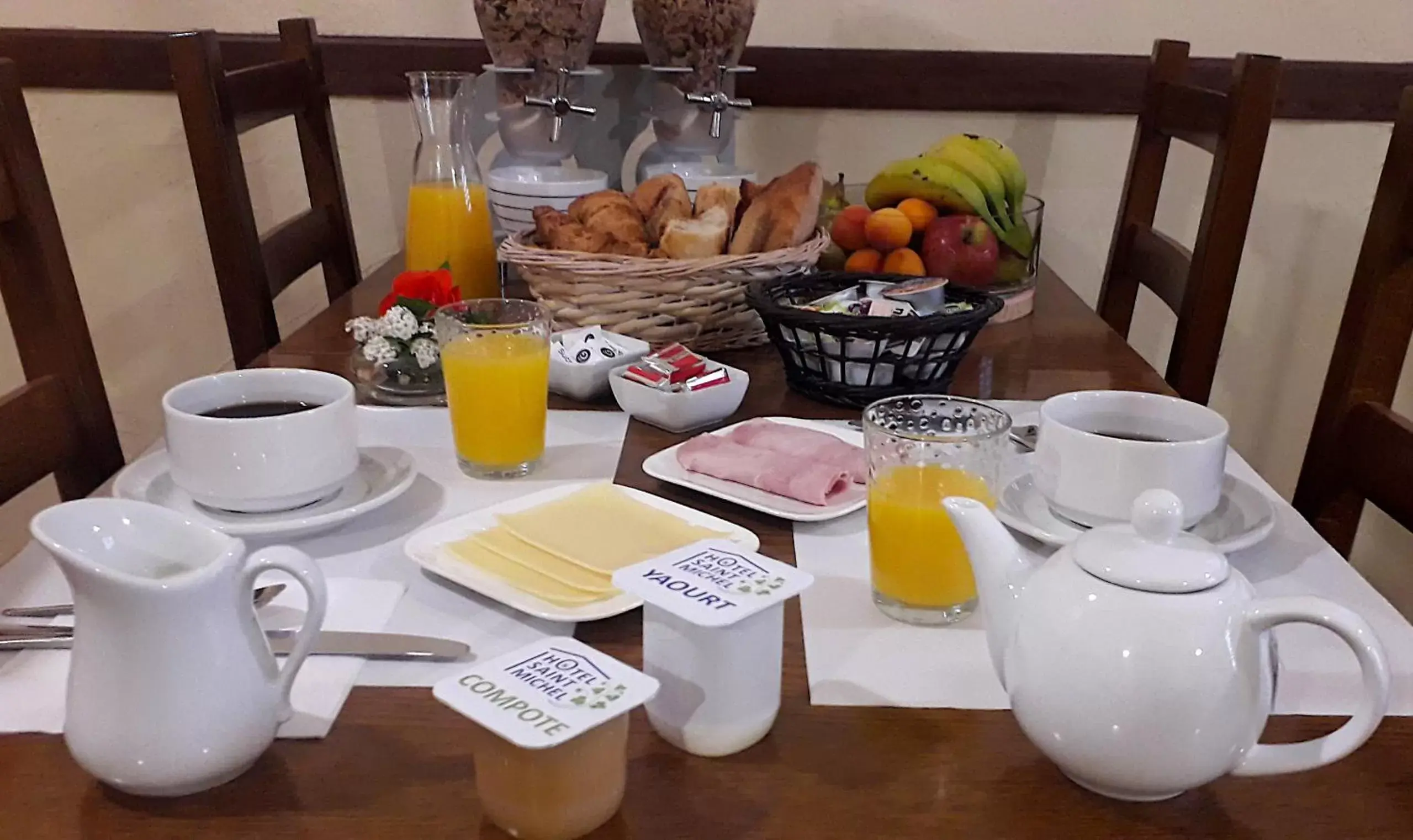 Breakfast in Hôtel Saint Michel