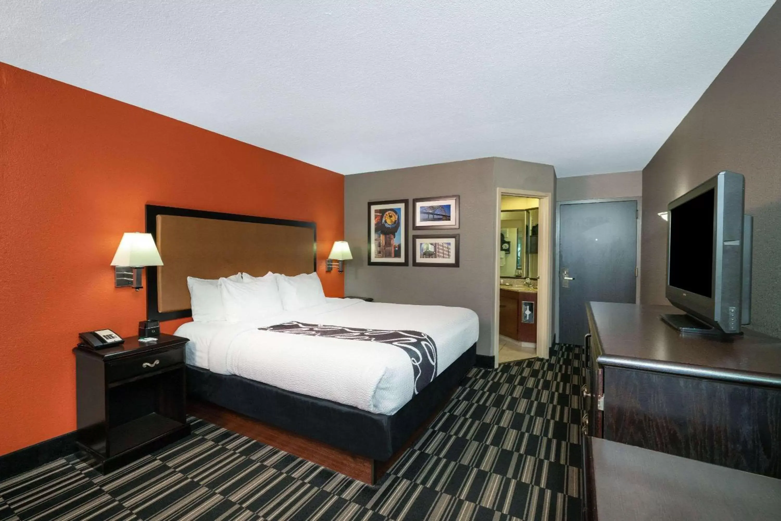 Photo of the whole room, Bed in La Quinta by Wyndham Memphis Airport Graceland
