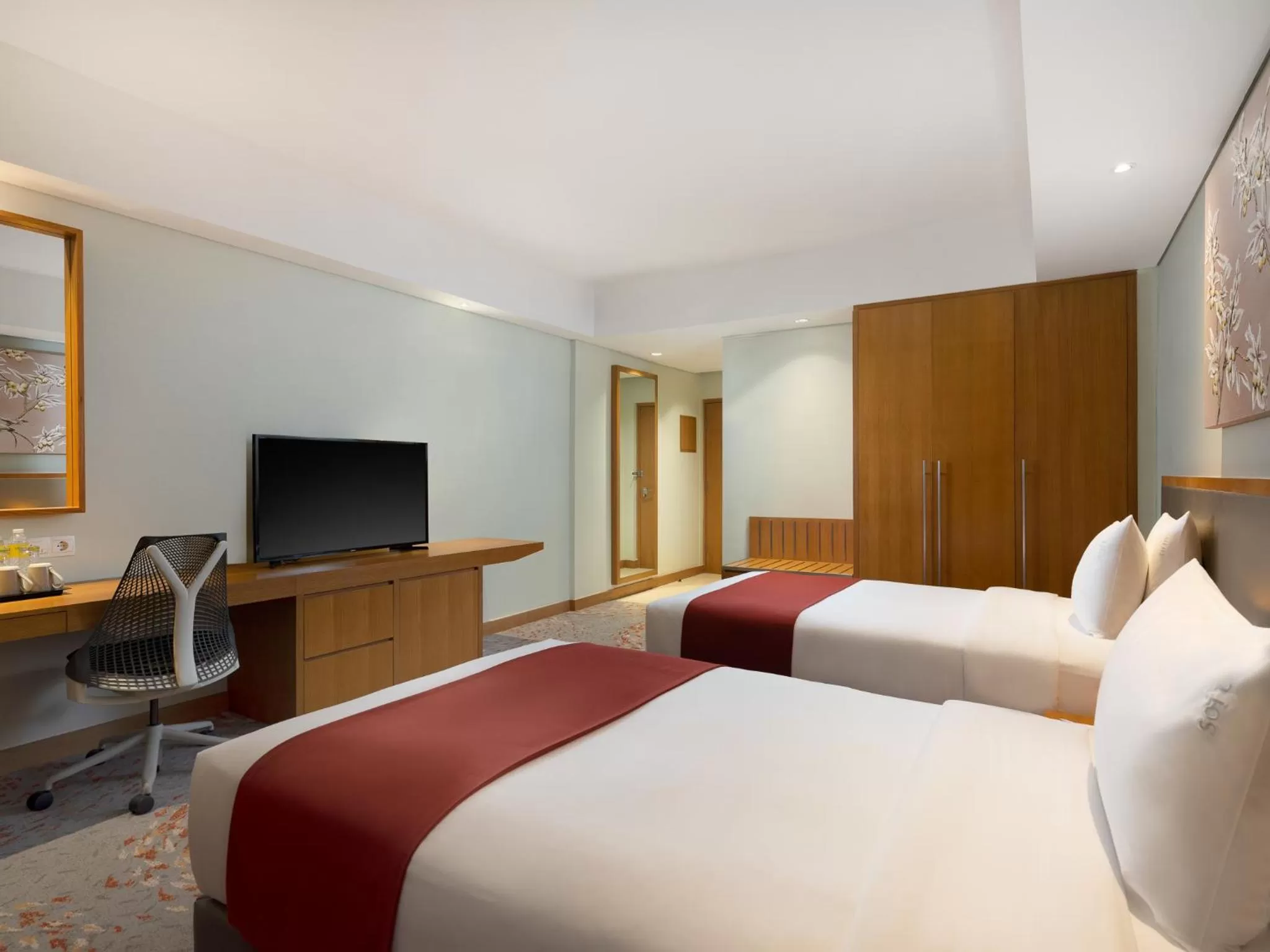 Photo of the whole room, Bed in Holiday Inn & Suites Jakarta Gajah Mada by IHG