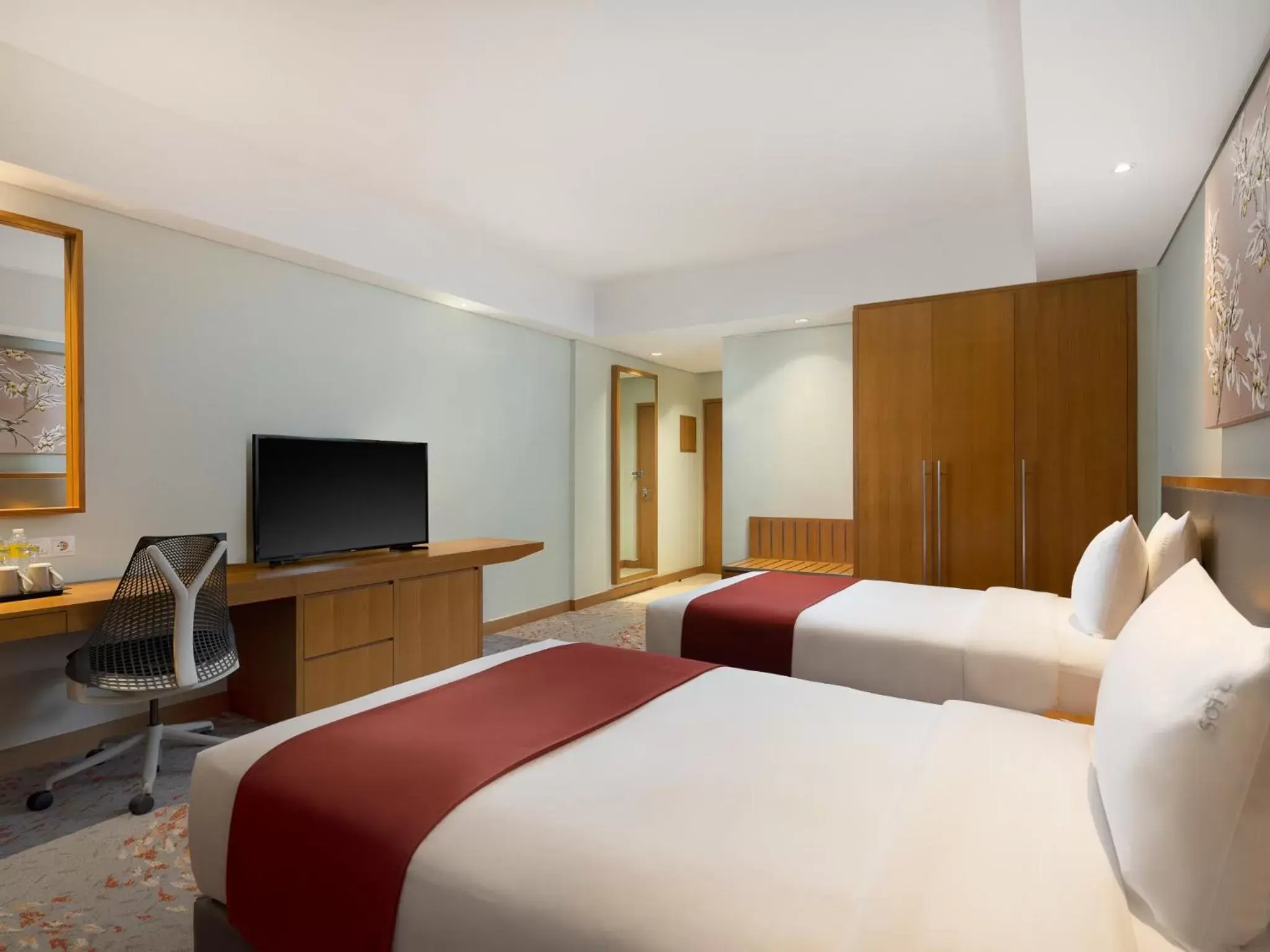 Photo of the whole room, TV/Entertainment Center in Holiday Inn & Suites Jakarta Gajah Mada, an IHG Hotel