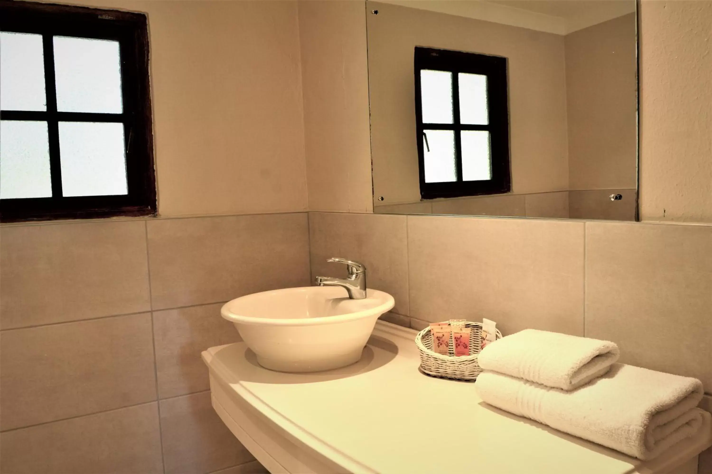 Shower, Bathroom in Hotel Numbi & Garden Suites