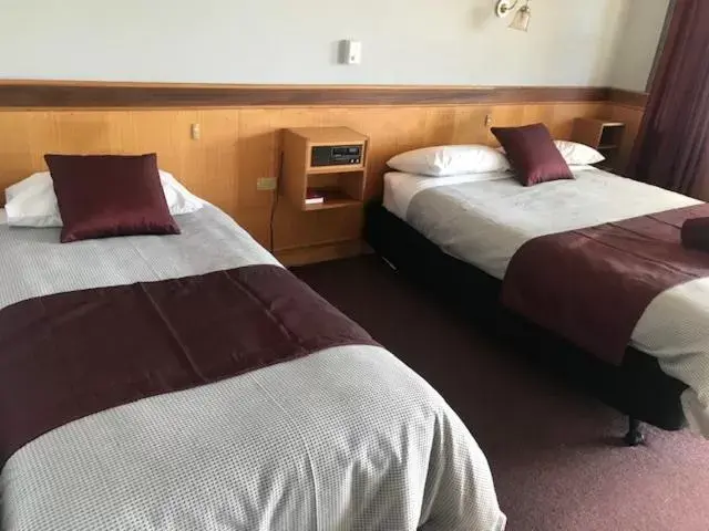 Bed in County Lodge Motor Inn