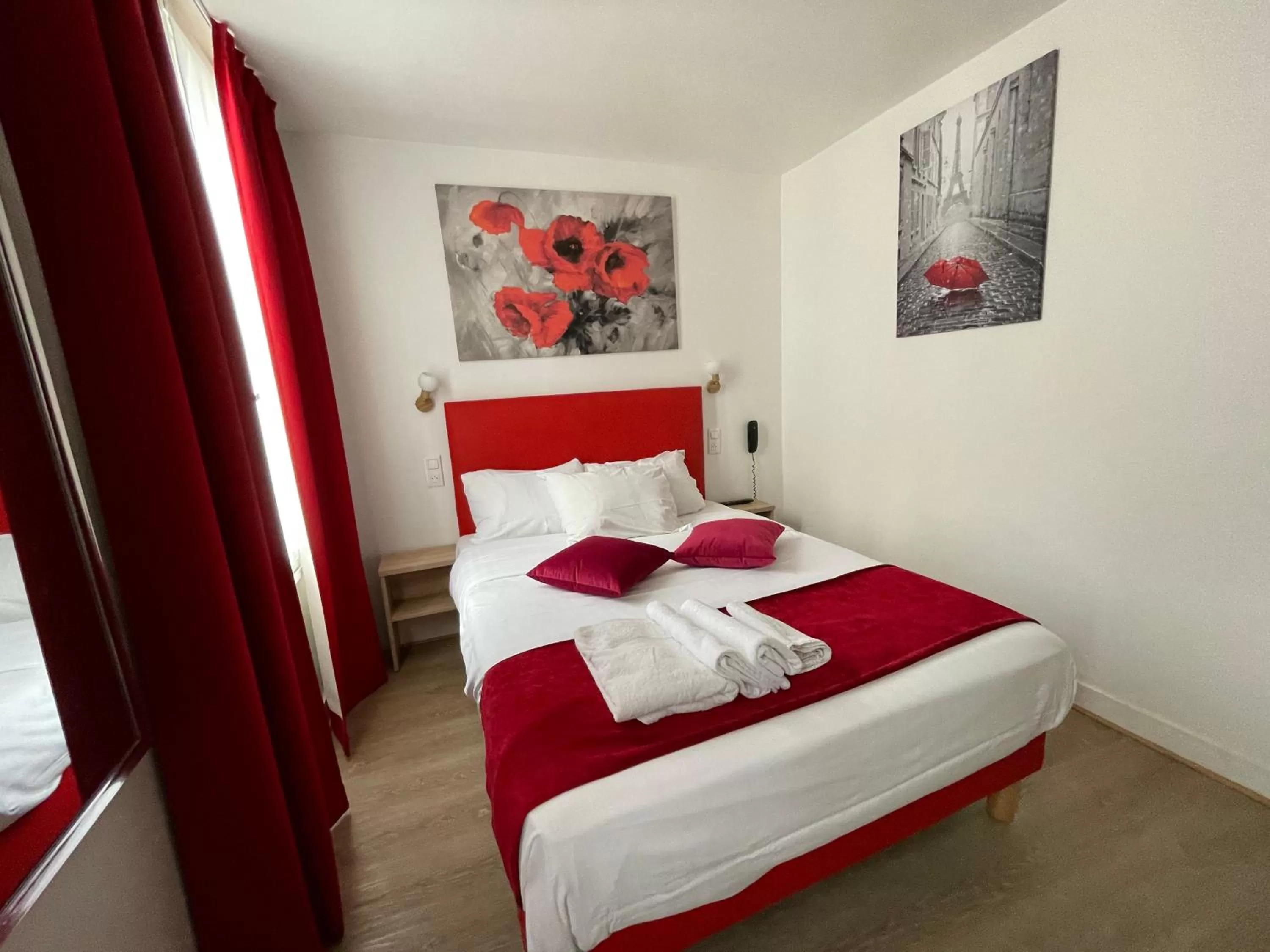 Bed in Hôtel de Bordeaux