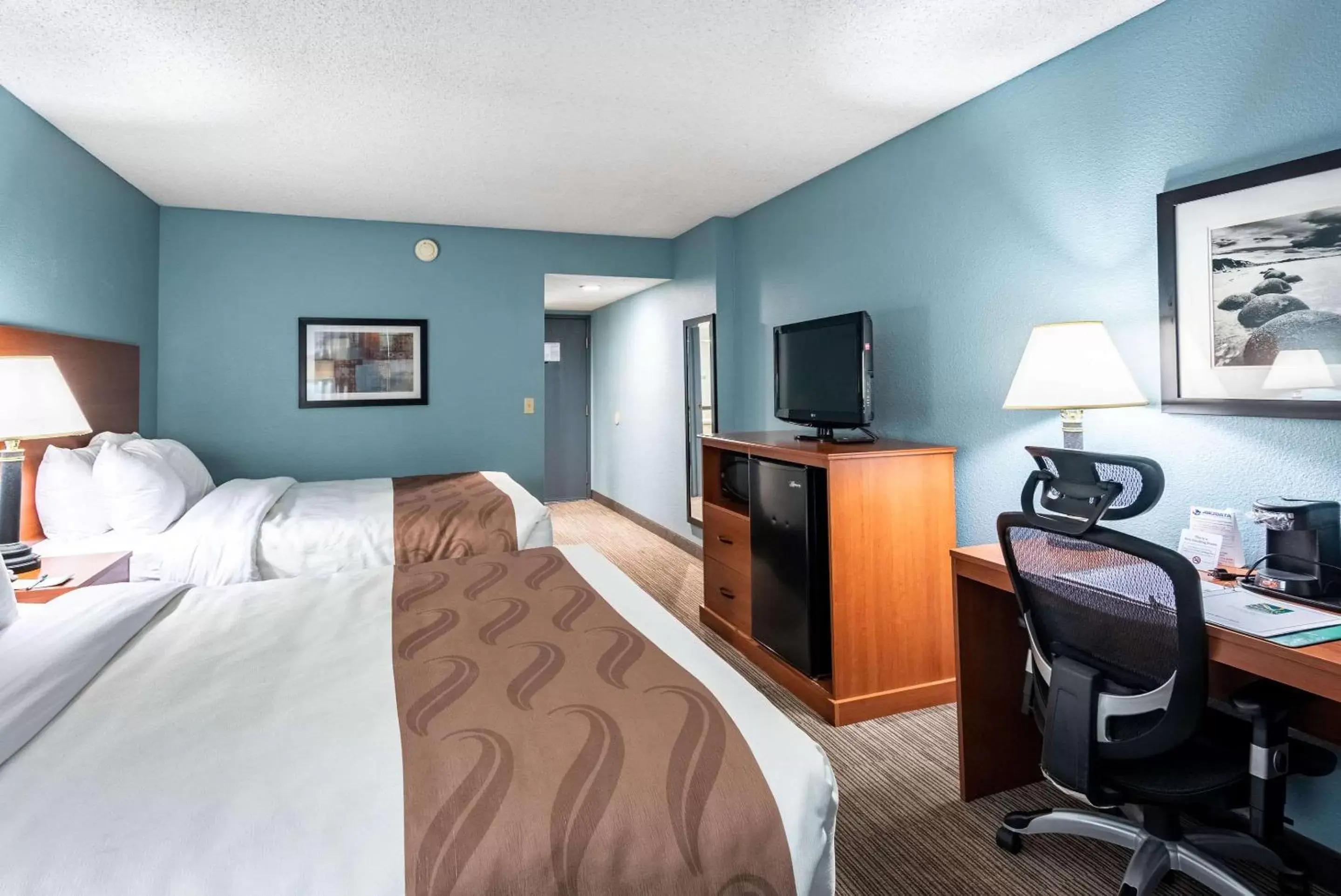 Photo of the whole room, TV/Entertainment Center in Quality Inn & Suites Garden Of The Gods