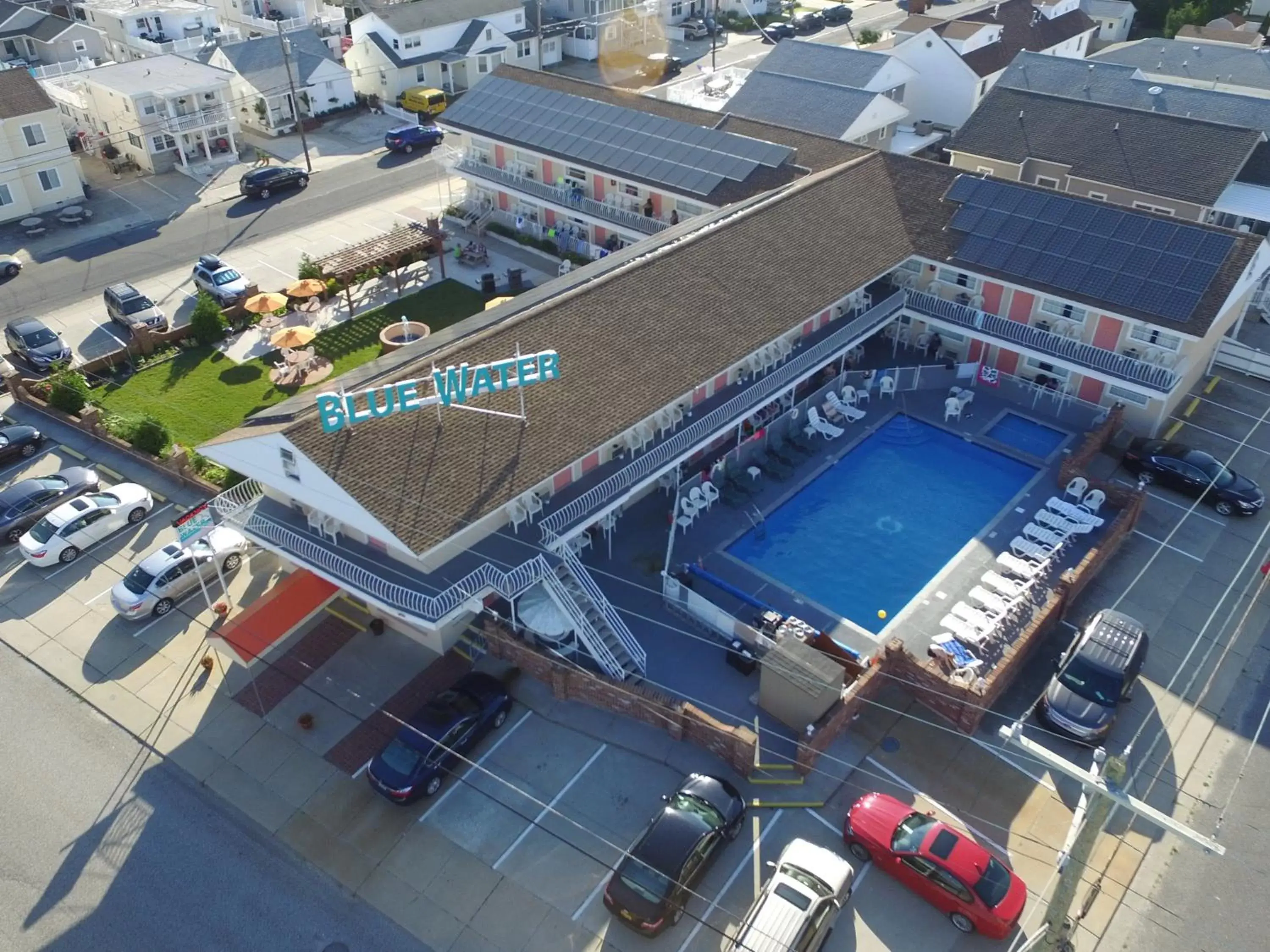 Bird's eye view, Bird's-eye View in Blue Water Motel