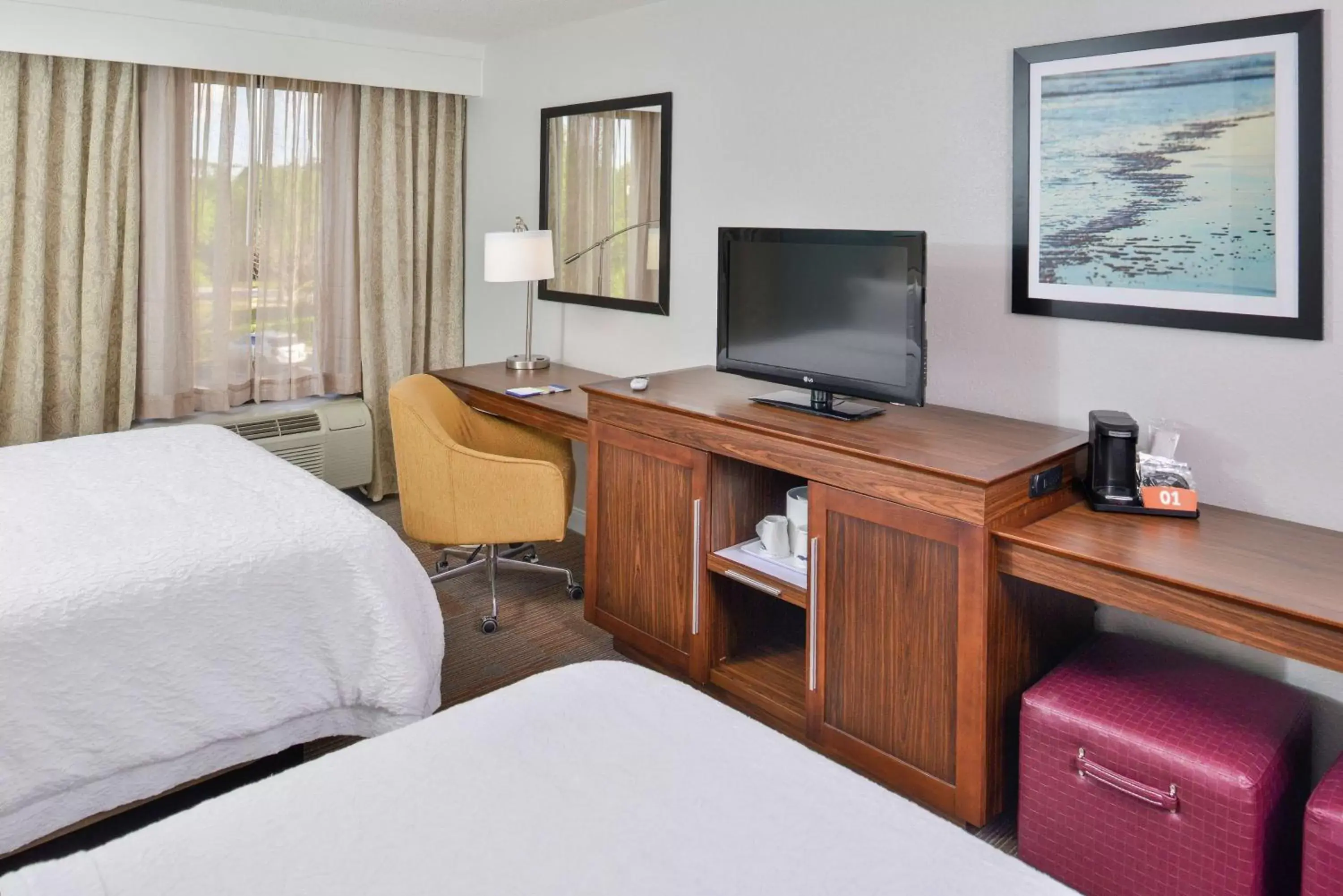 Bedroom, TV/Entertainment Center in Hampton Inn Daytona/Ormond Beach