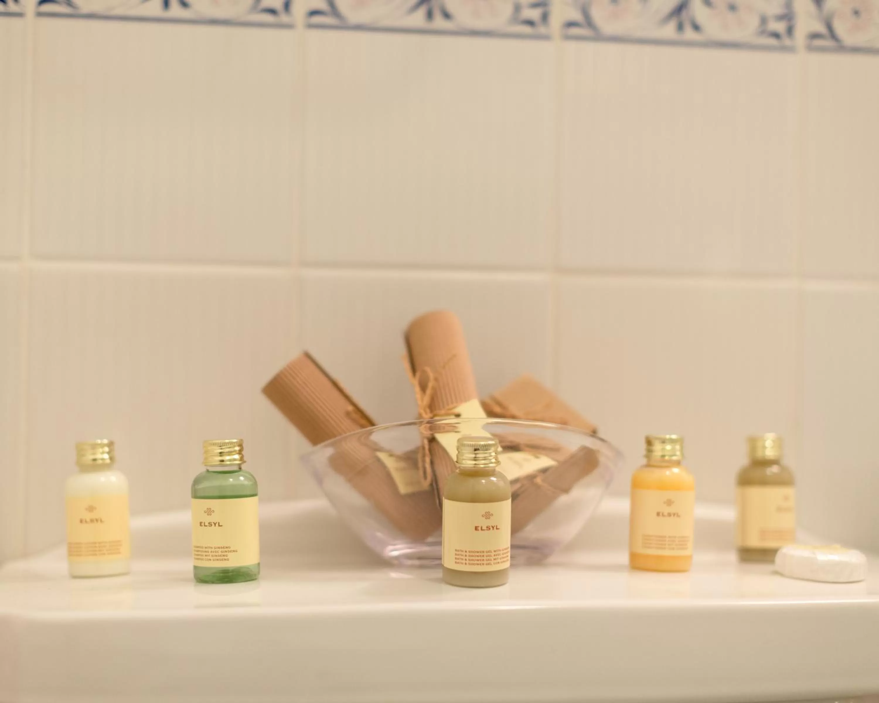 Bathroom, Drinks in Grange Bank House