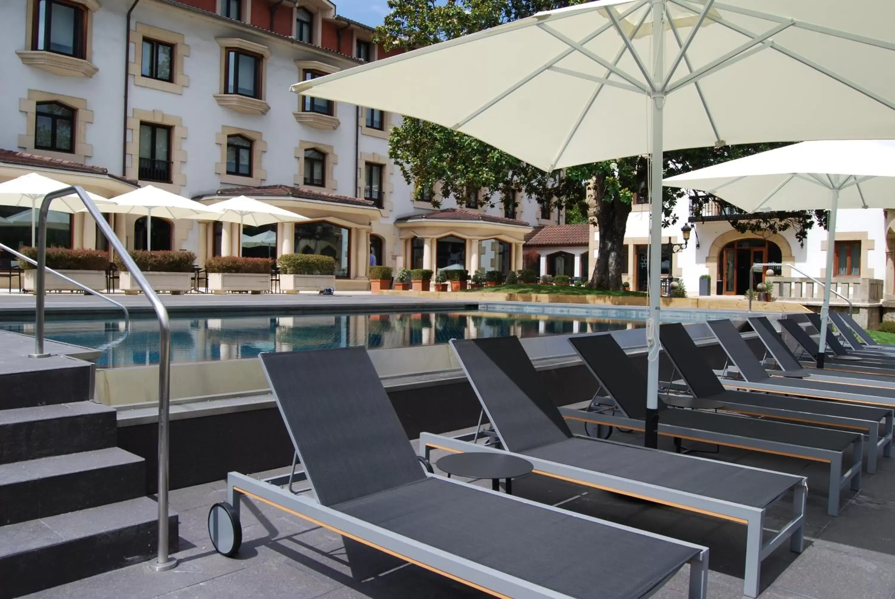 Balcony/Terrace, Swimming Pool in Silken Gran hotel Durango