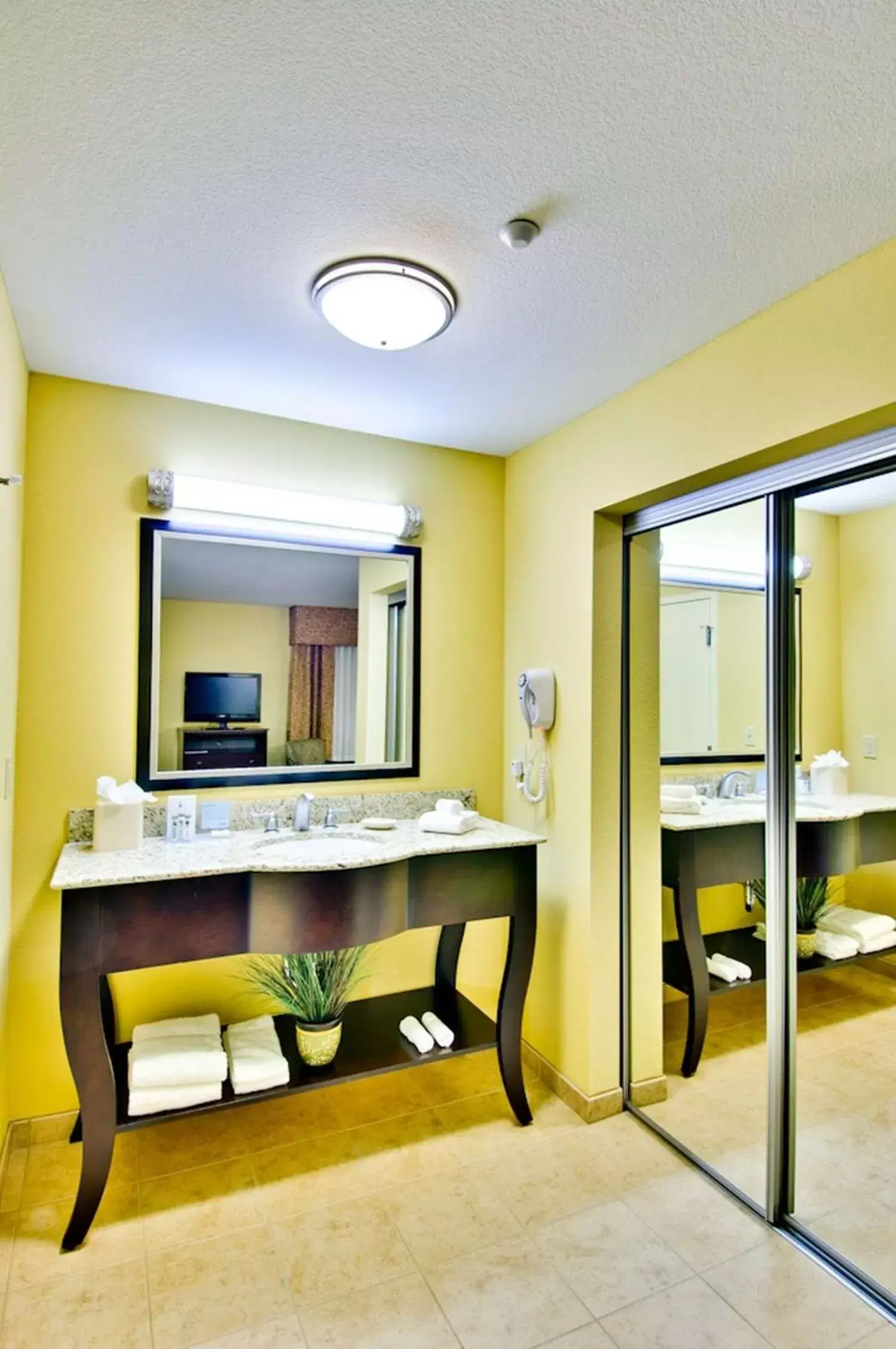 Bathroom in Hampton Inn & Suites Moreno Valley