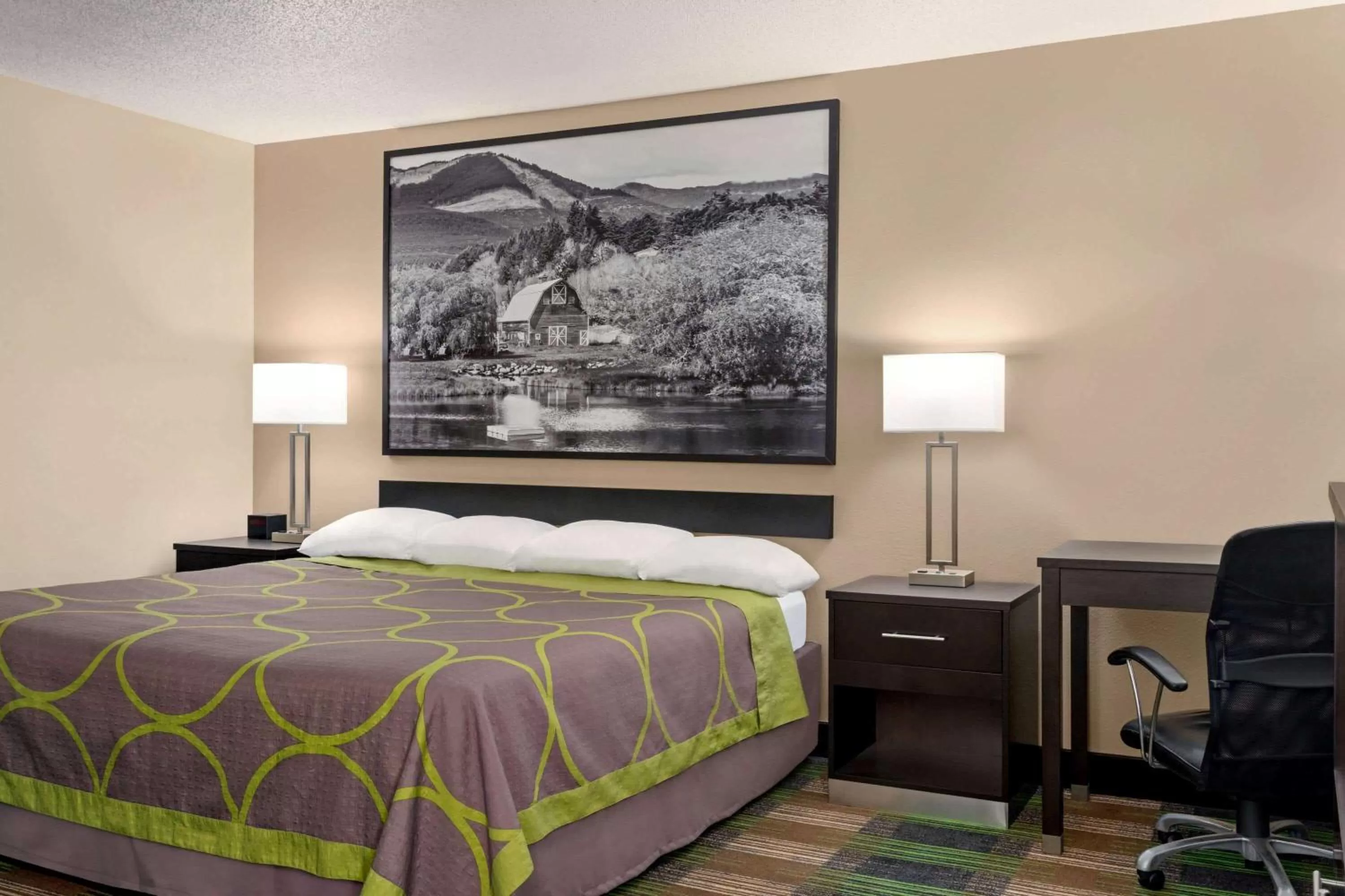 Photo of the whole room in Super 8 by Wyndham Chillicothe