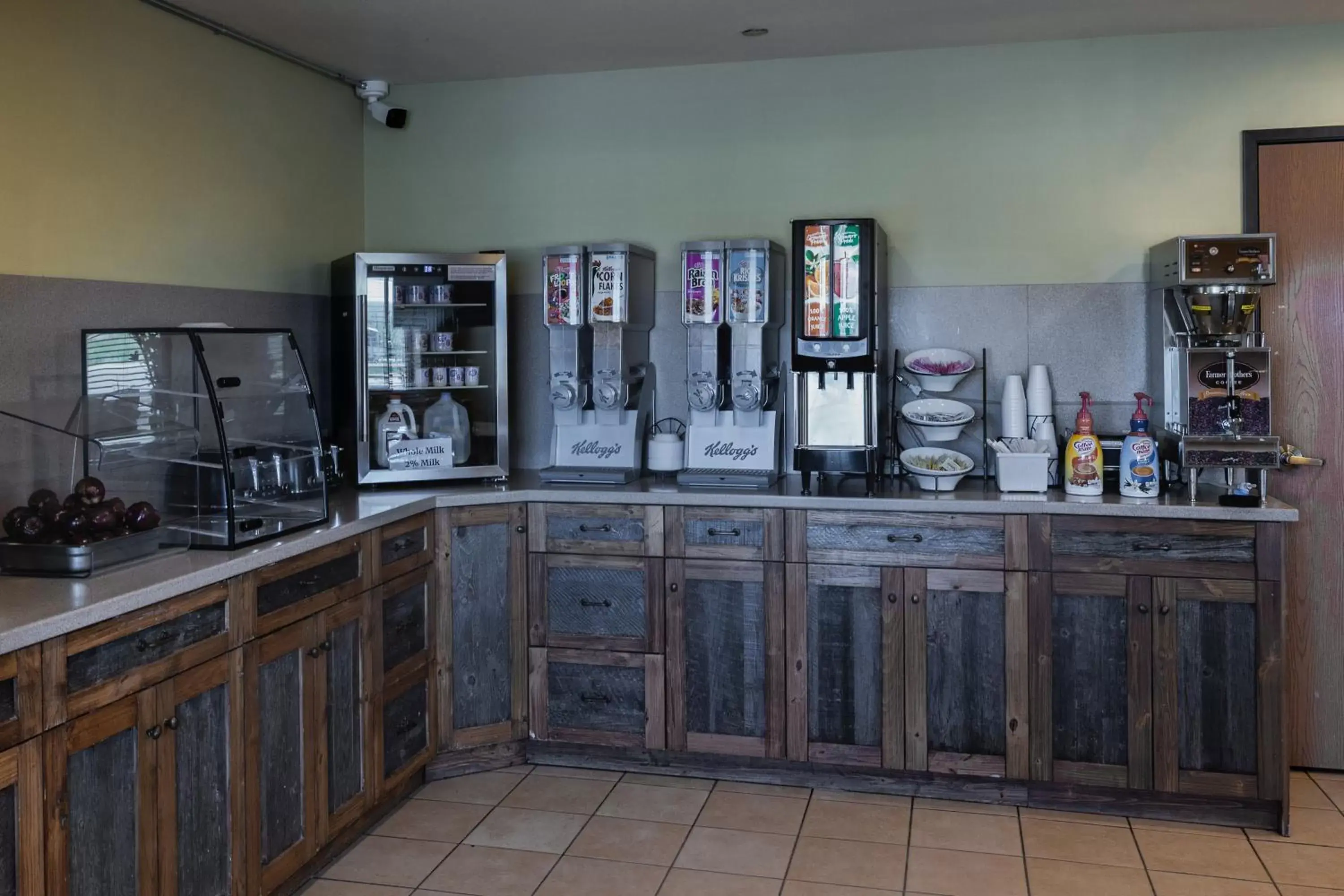 Coffee/tea facilities, Kitchen/Kitchenette in Pinedale Hotel & Suites