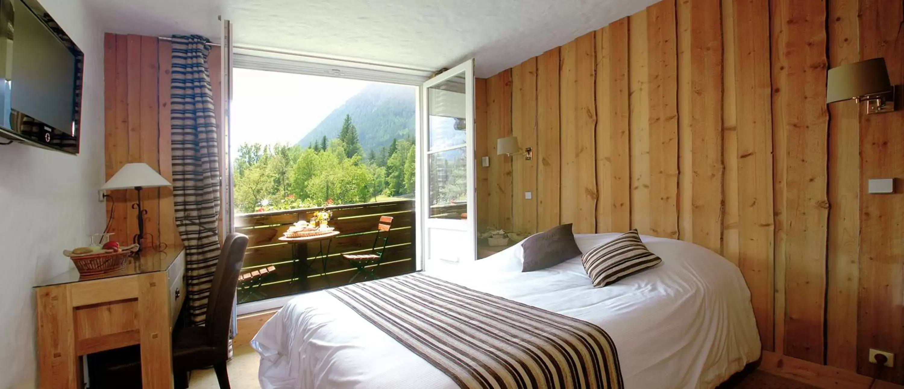 Balcony/Terrace, Bed in Hôtel Le Labrador