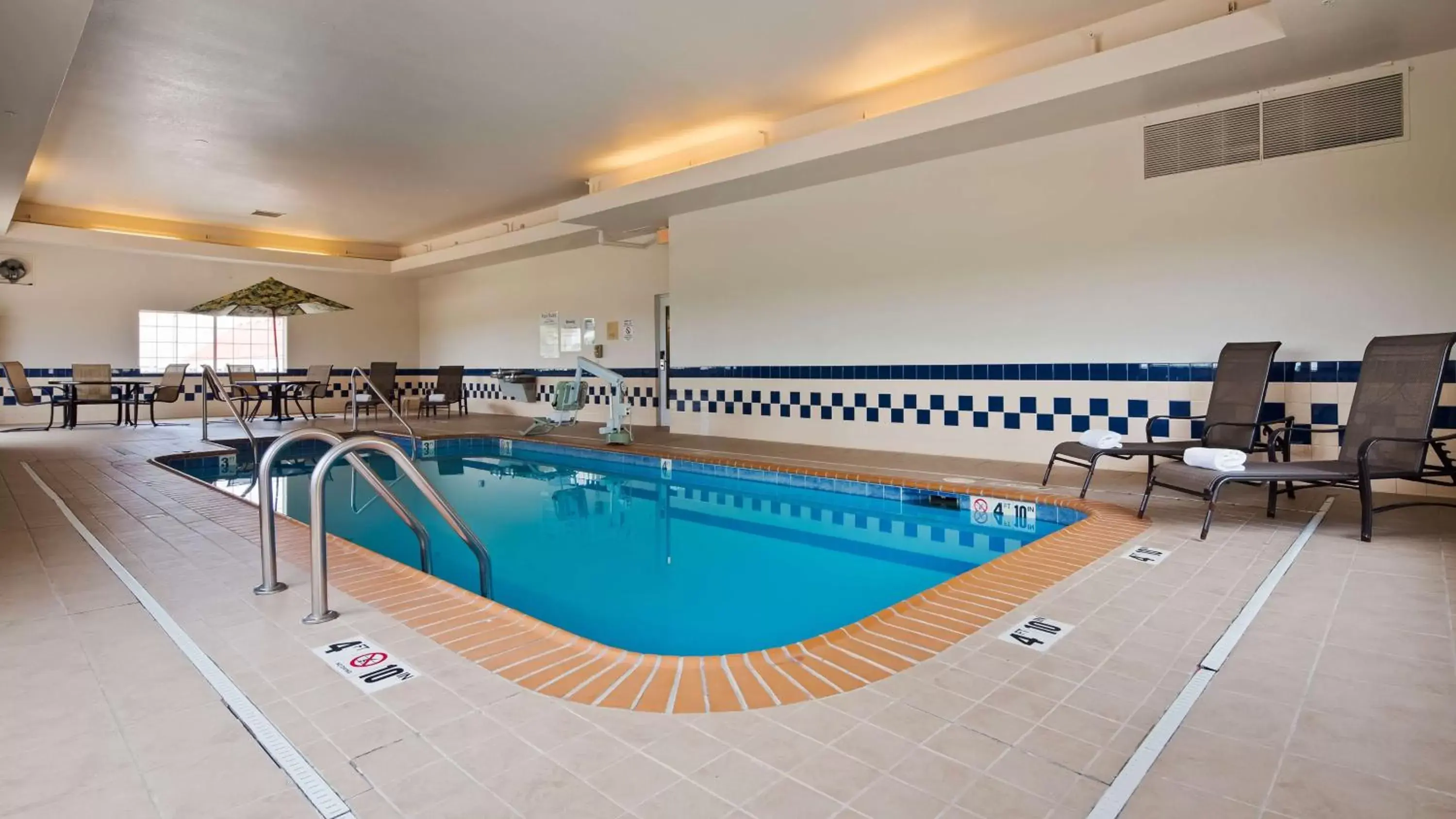 Pool view, Swimming Pool in SureStay Hotel by Best Western Blackwell