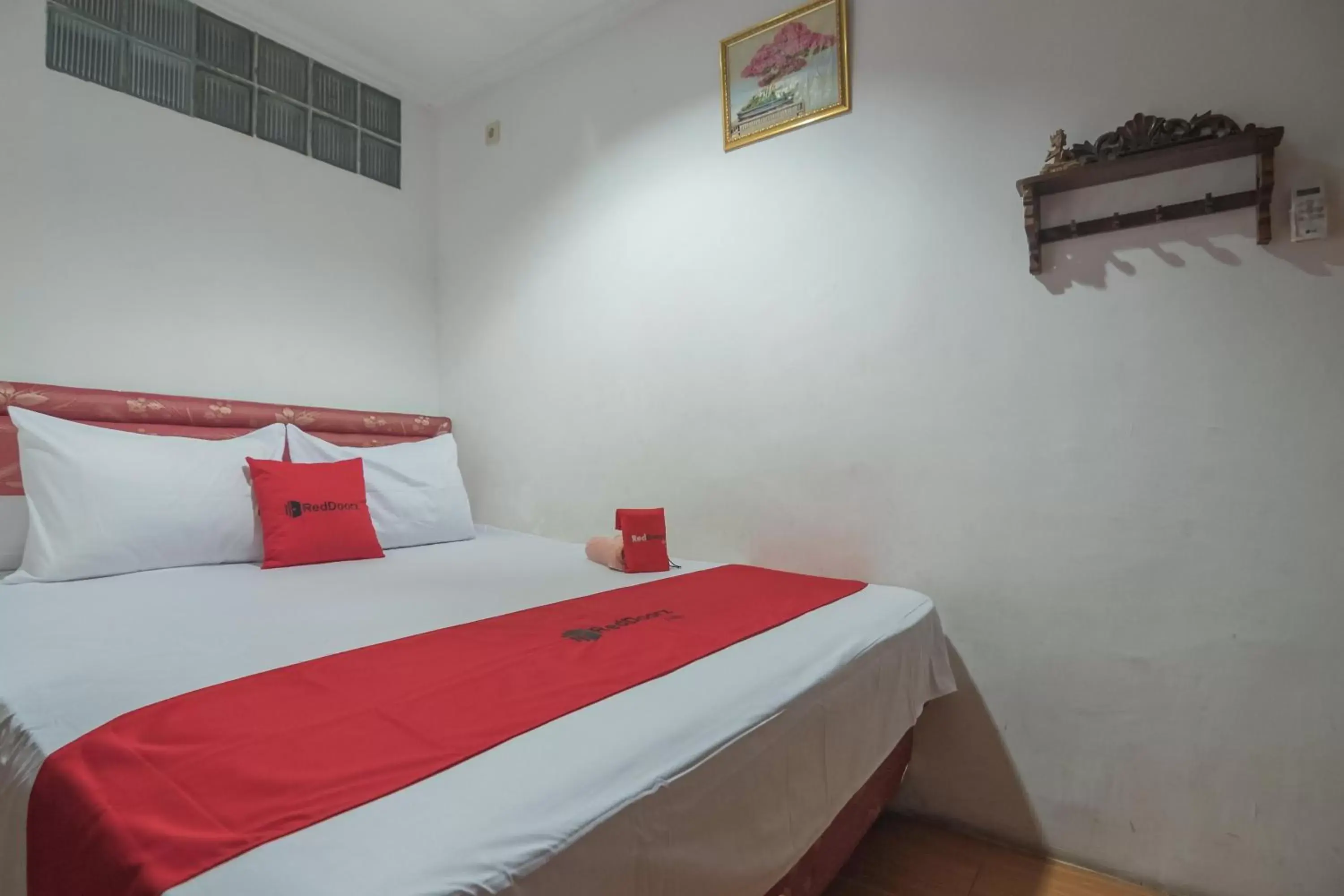 Bedroom, Bed in RedDoorz Syariah near Margahayu Raya