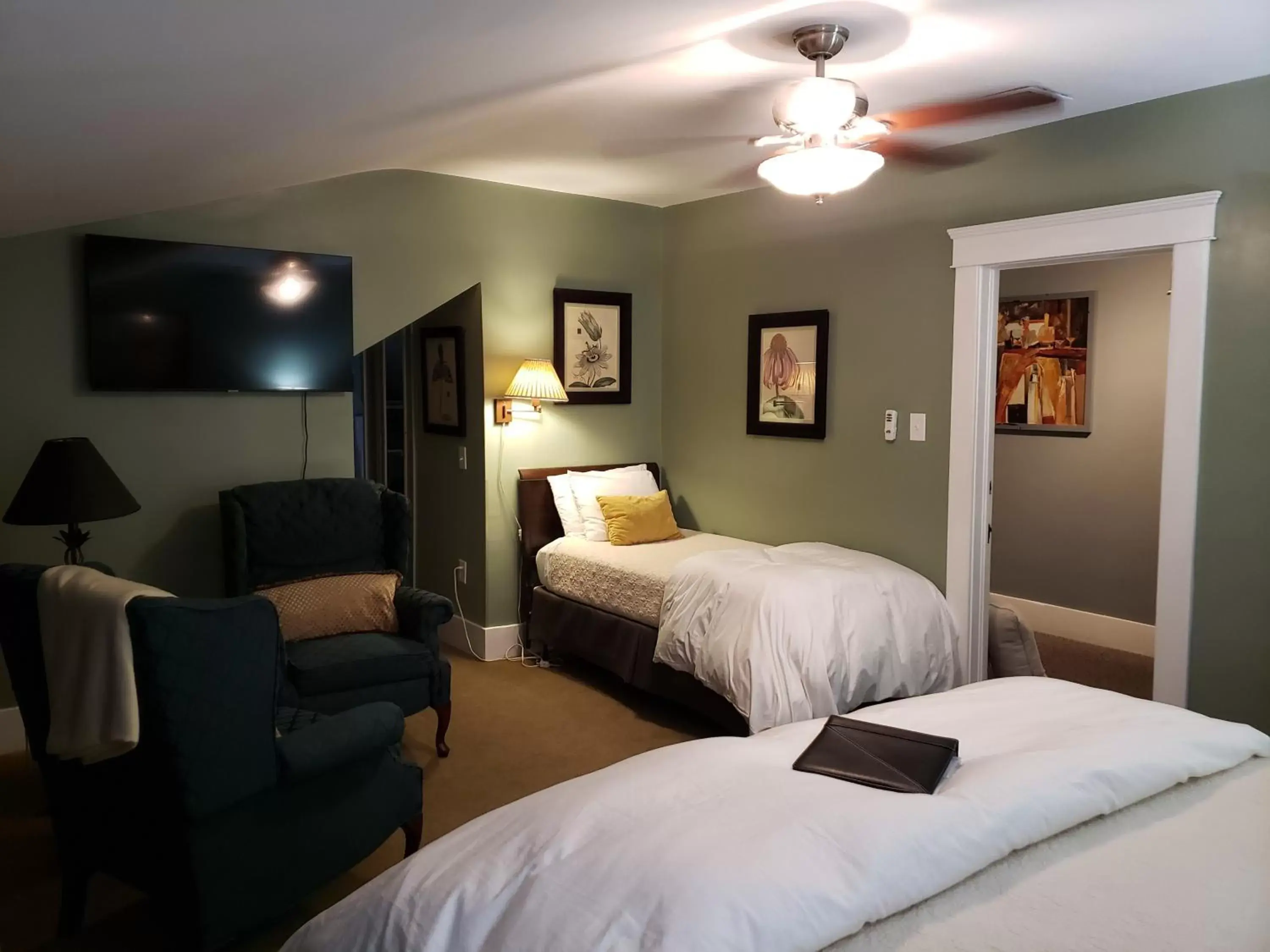 Bed, Seating Area in Bayberry Inn B&B and Oregon Wellness Retreat