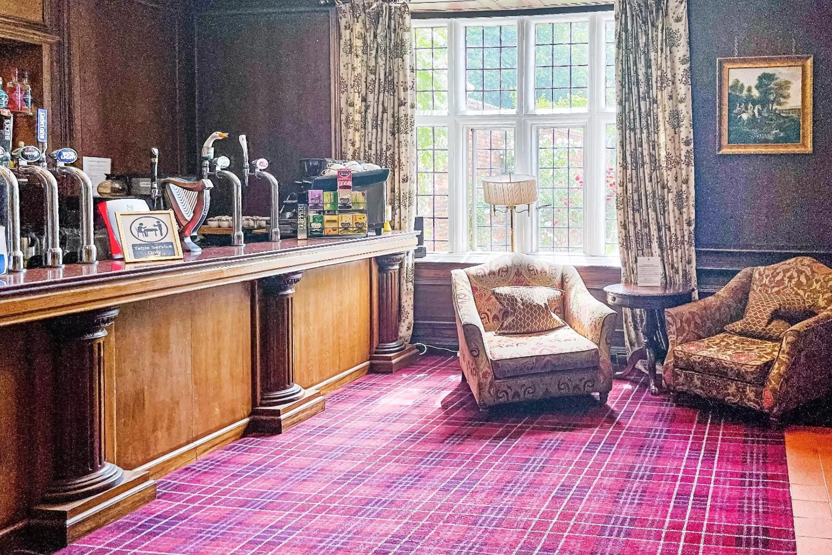 Lounge or bar in OYO Dovecote Hotel