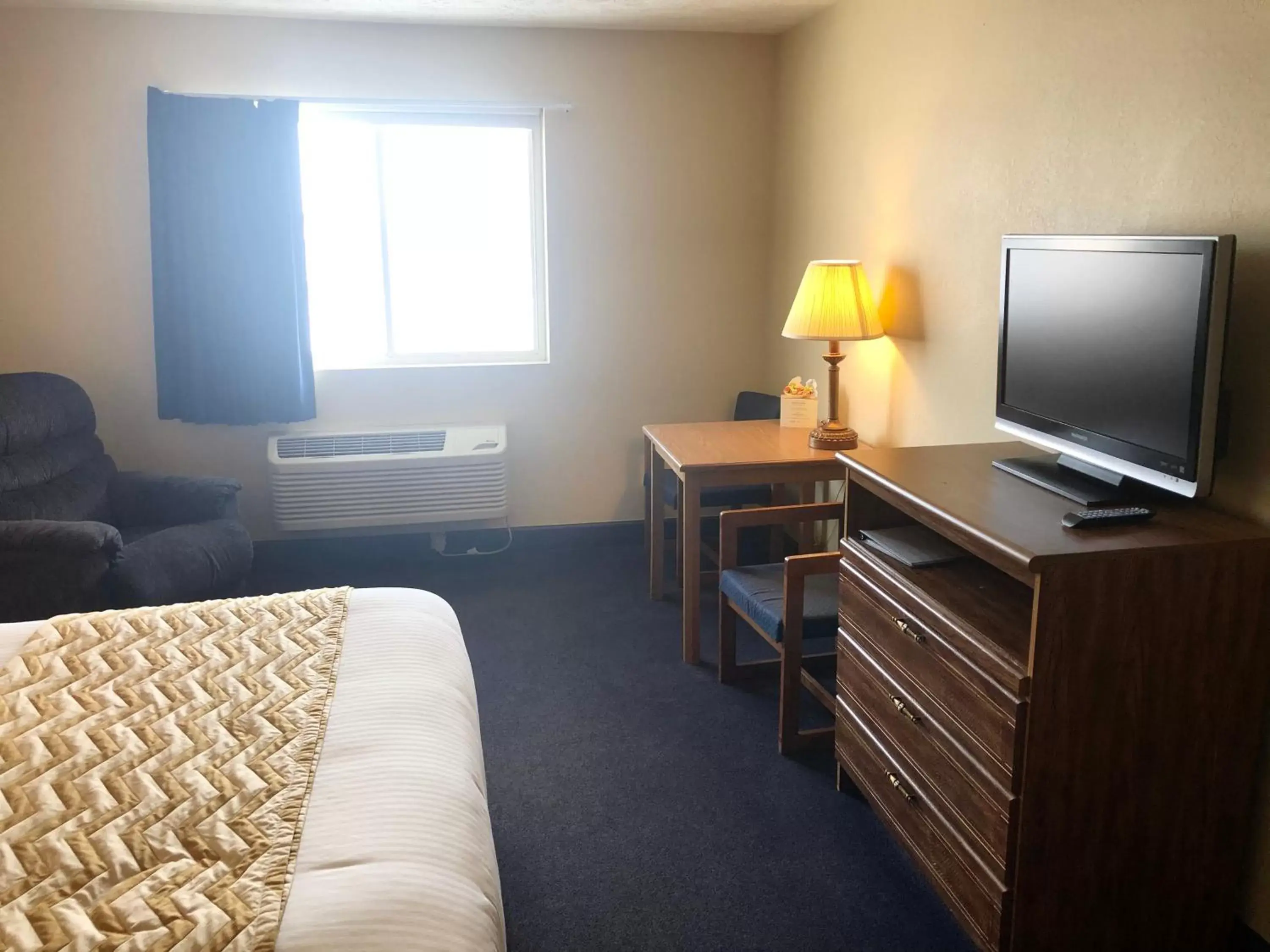 Photo of the whole room, TV/Entertainment Center in Travelodge by Wyndham Grand Island