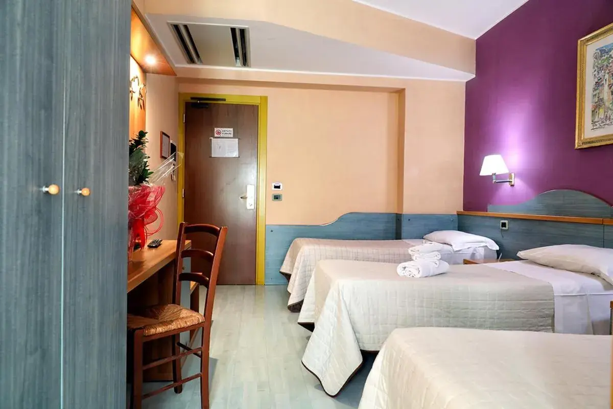 Shower, Bed in Hotel Al Castello