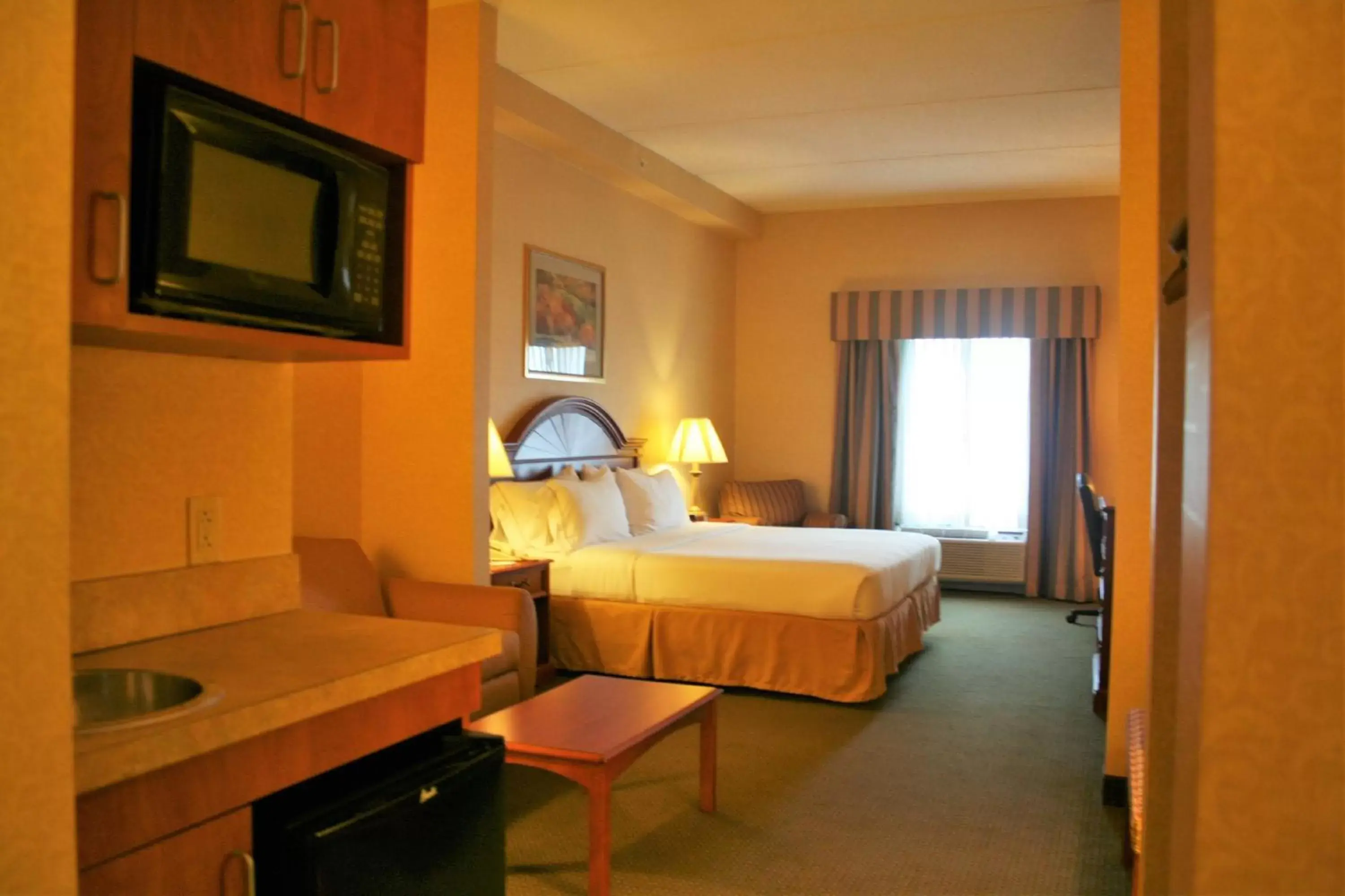 Photo of the whole room, Bed in Holiday Inn Express Hotel & Suites Drums-Hazelton, an IHG Hotel