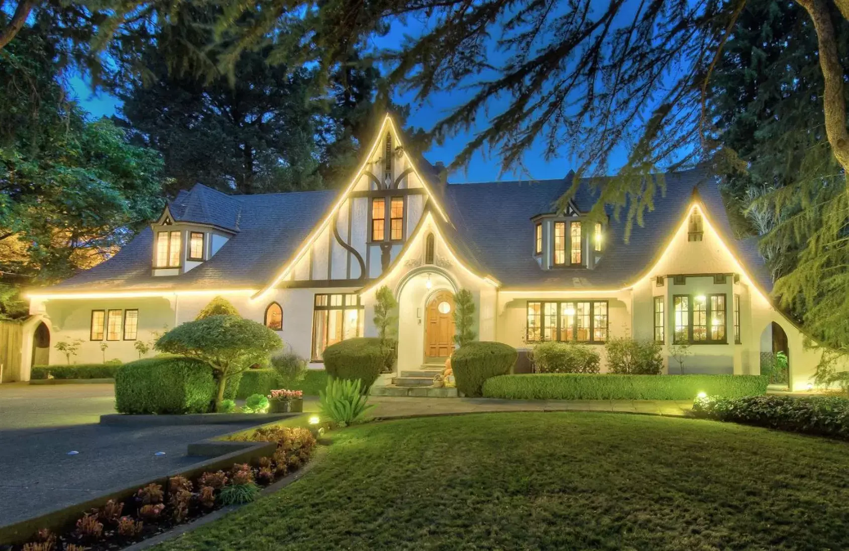 Property Building in Candlelight Inn Napa Valley