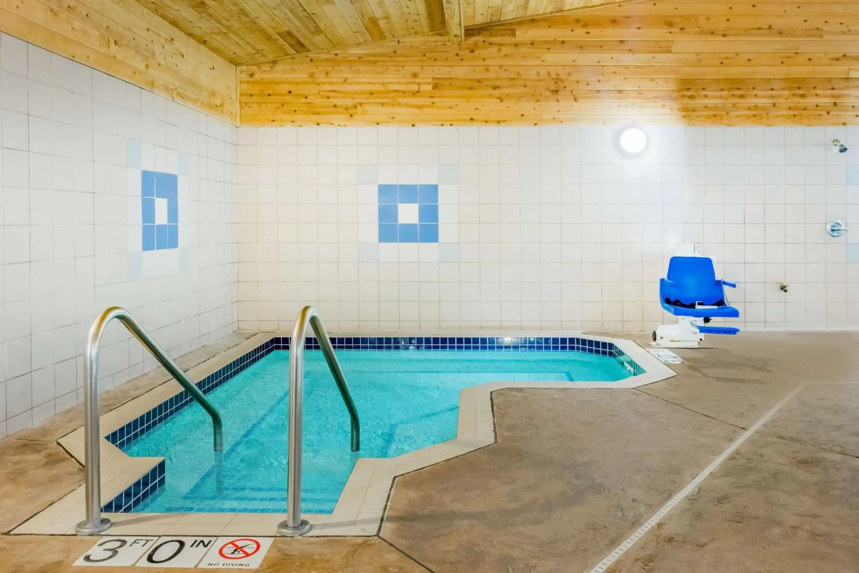 Hot Tub, Swimming Pool in Super 8 by Wyndham Monroe WI