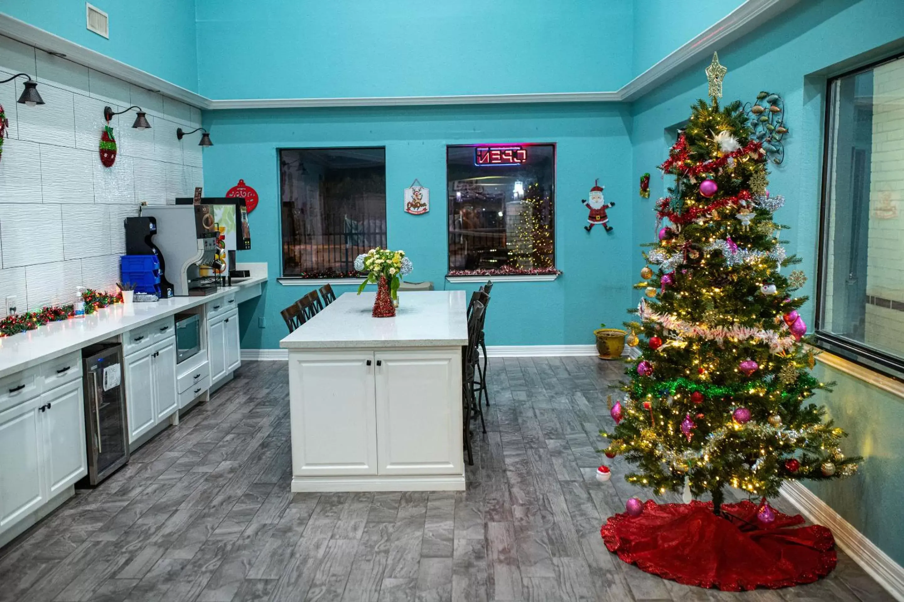 Dining area, Kitchen/Kitchenette in Hotel Bliss Kemah Boardwalk by OYO