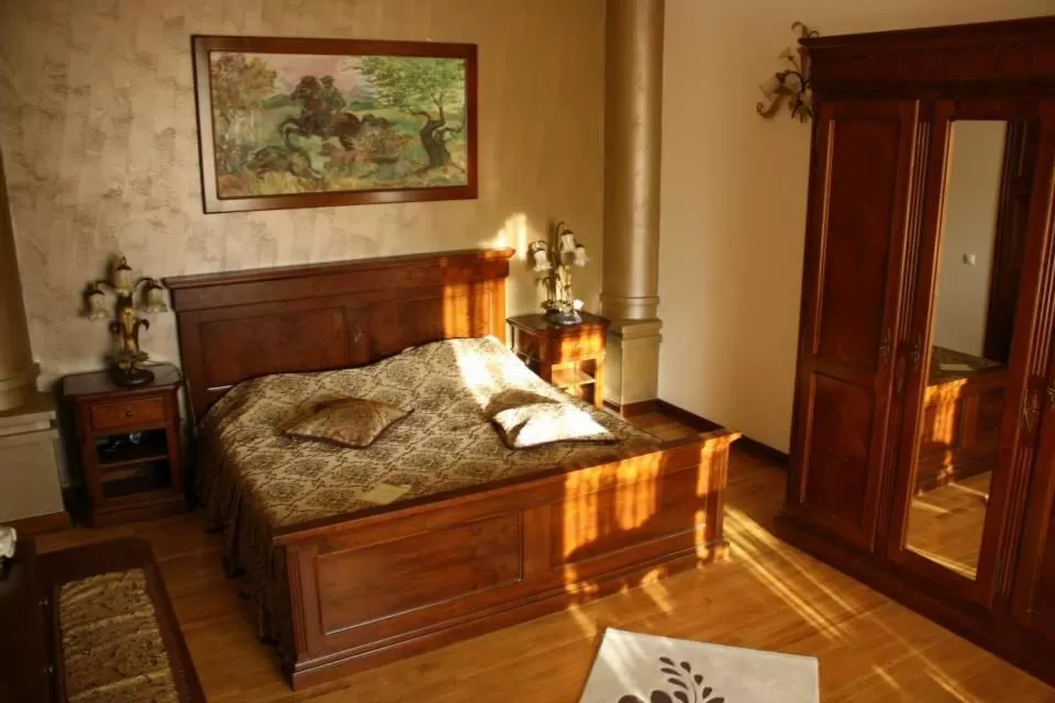 Bed in Pensiunea Trei Pini