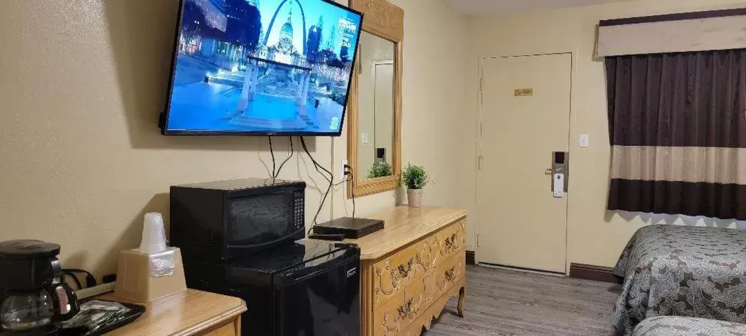 TV and multimedia, TV/Entertainment Center in Lakeview Inn