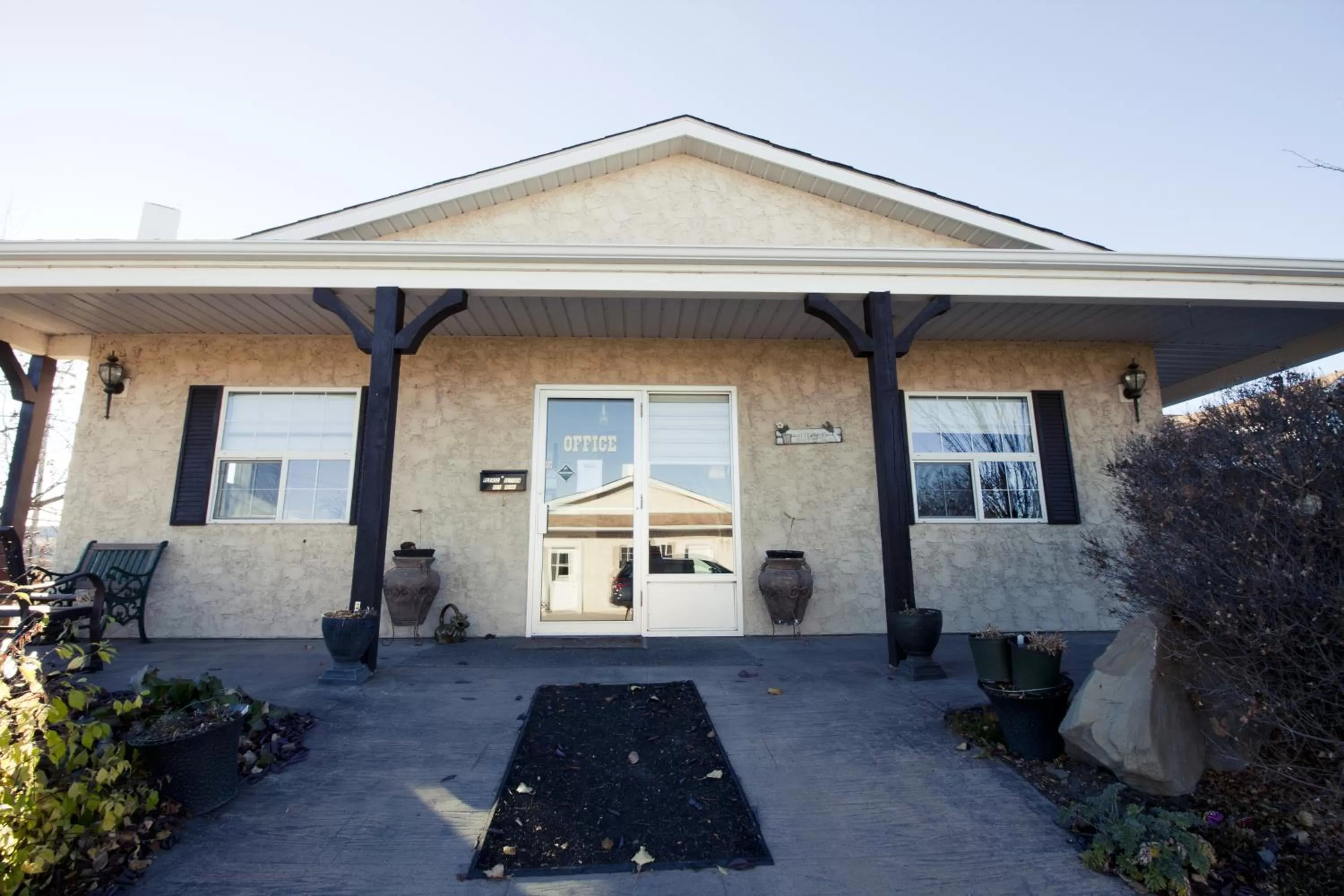 Facade/entrance in Bow River Inn