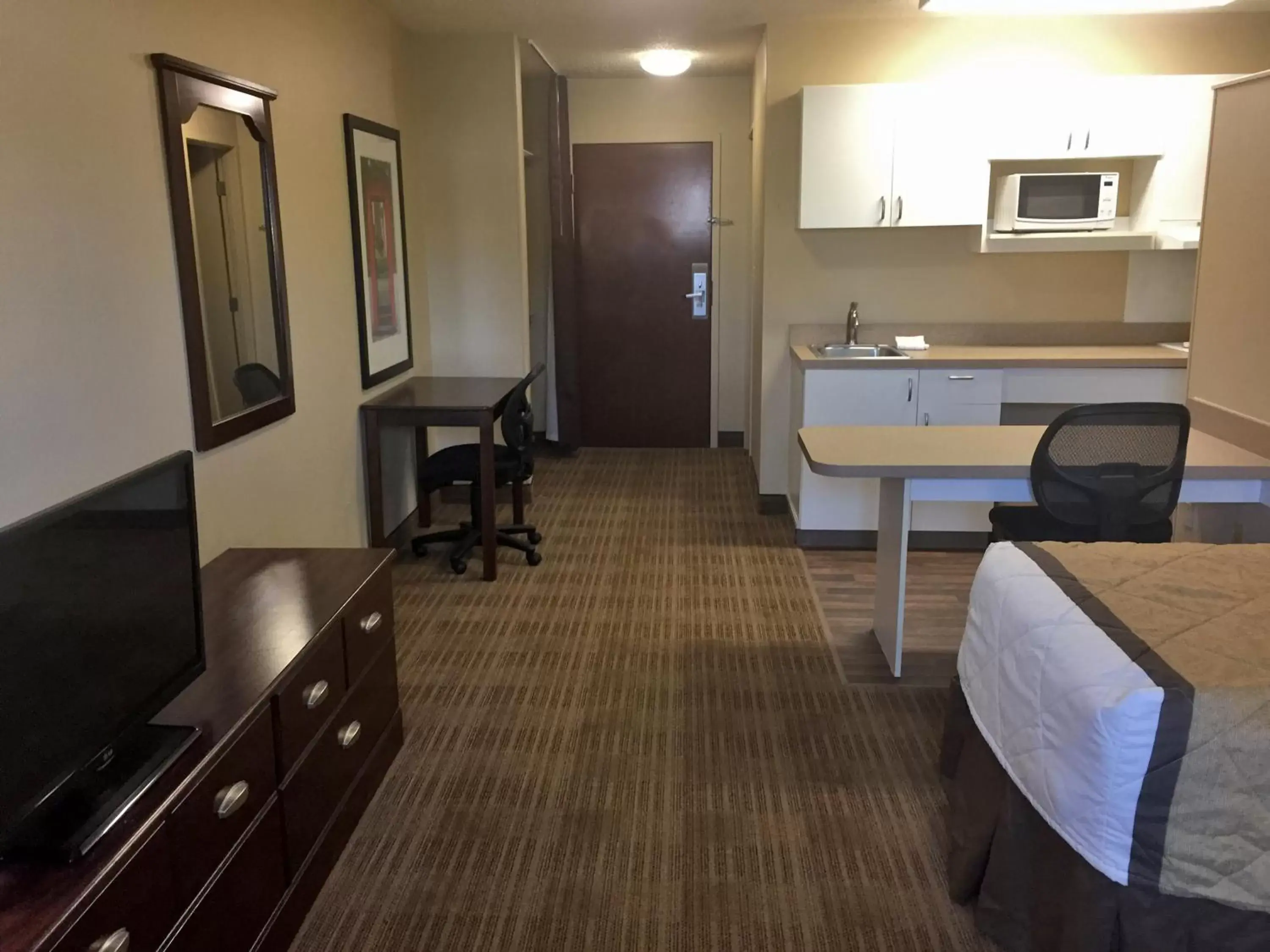 Kitchen or kitchenette, TV/Entertainment Center in Extended Stay America Suites - Seattle - Everett - North