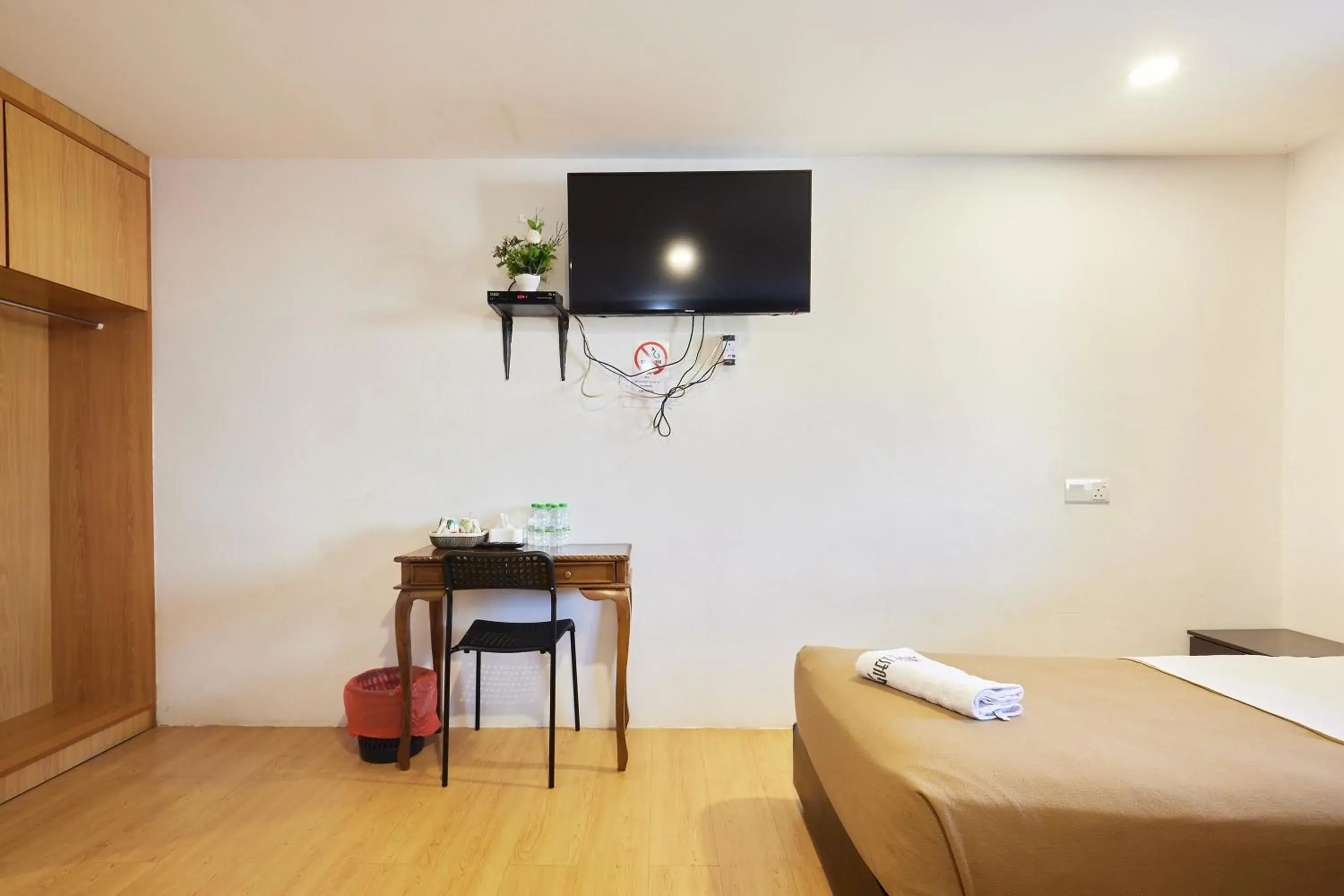 TV and multimedia, TV/Entertainment Center in Uncle Guest House