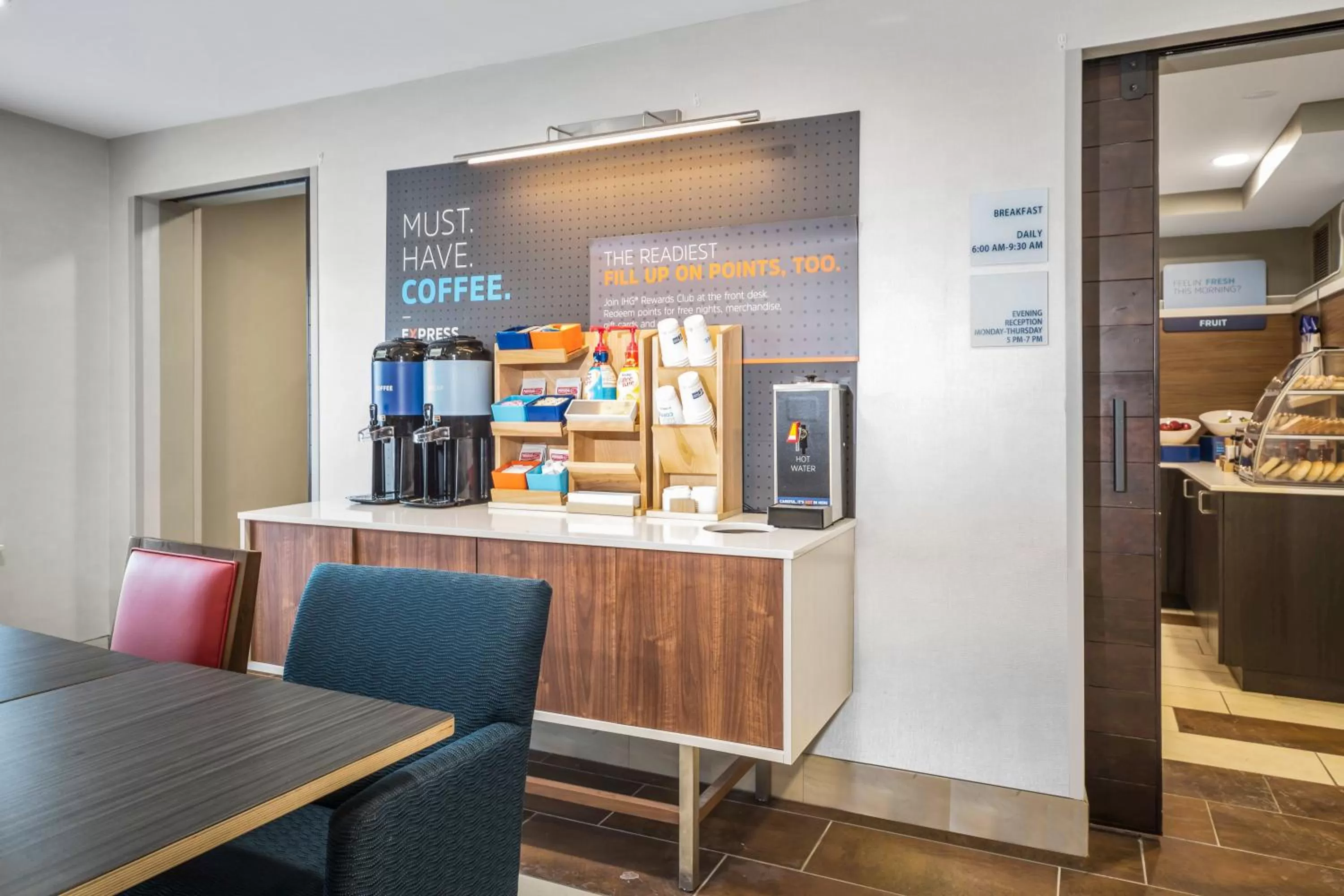 Breakfast in Holiday Inn Express Chicago Northwest-Vernon Hills by IHG
