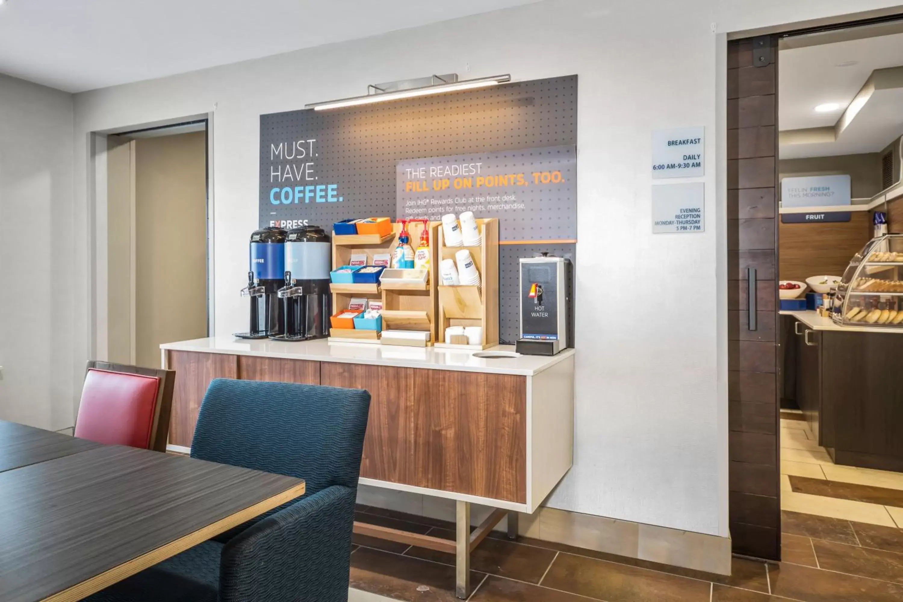 Breakfast, Restaurant/Places to Eat in Holiday Inn Express Chicago Northwest-Vernon Hills, an IHG Hotel