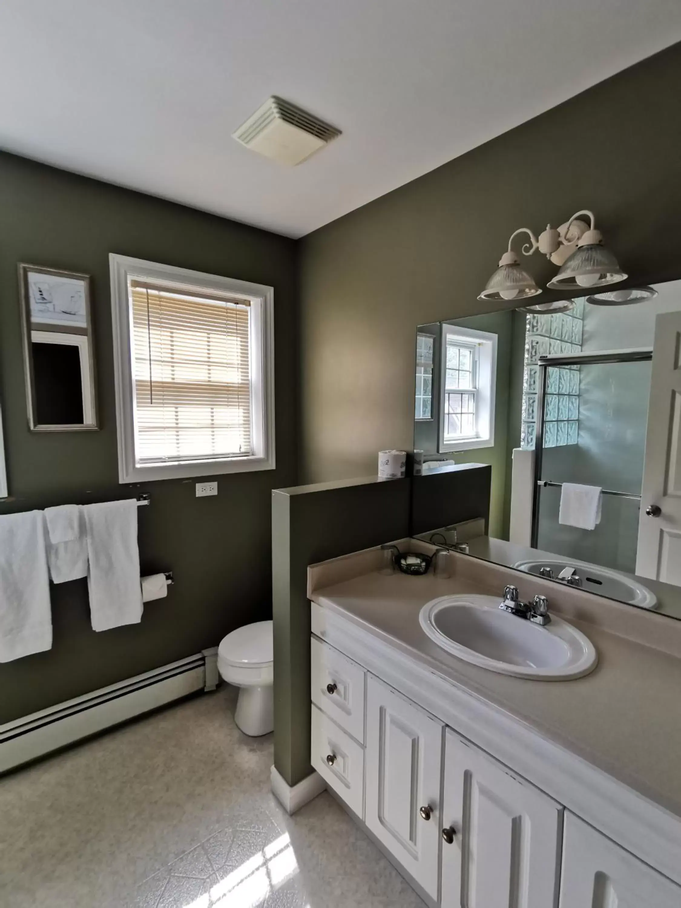 Bathroom in Inn on the Harbour and Telegraph House