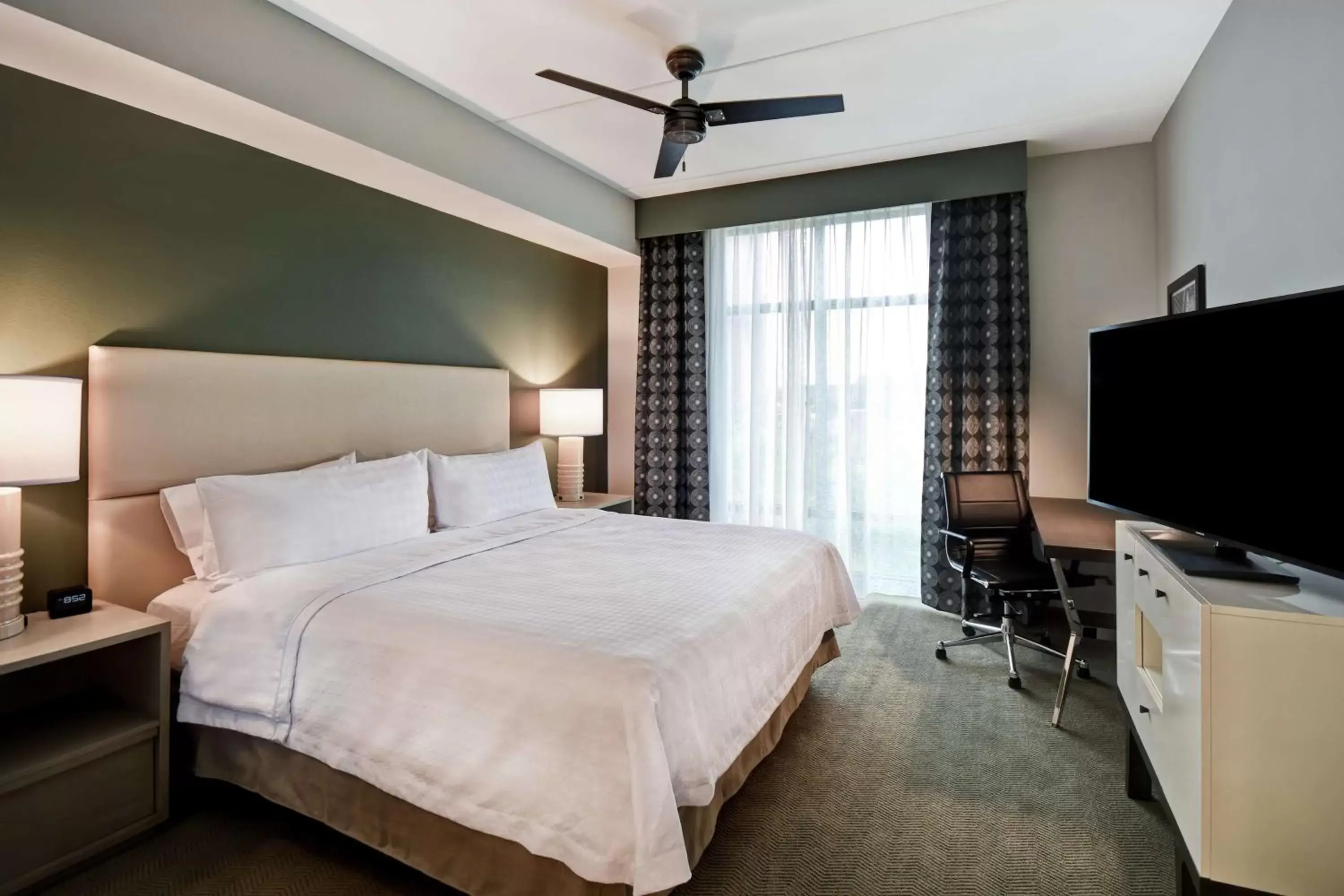 Bed, TV/Entertainment Center in Homewood Suites By Hilton Greenville Downtown